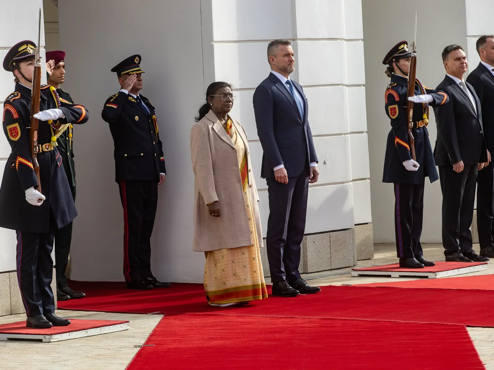 Prezident SR Peter Pellegrini víta v Grasalkovičovom paláci prezidentku Indickej republiky Draupadi Murmúovú.
