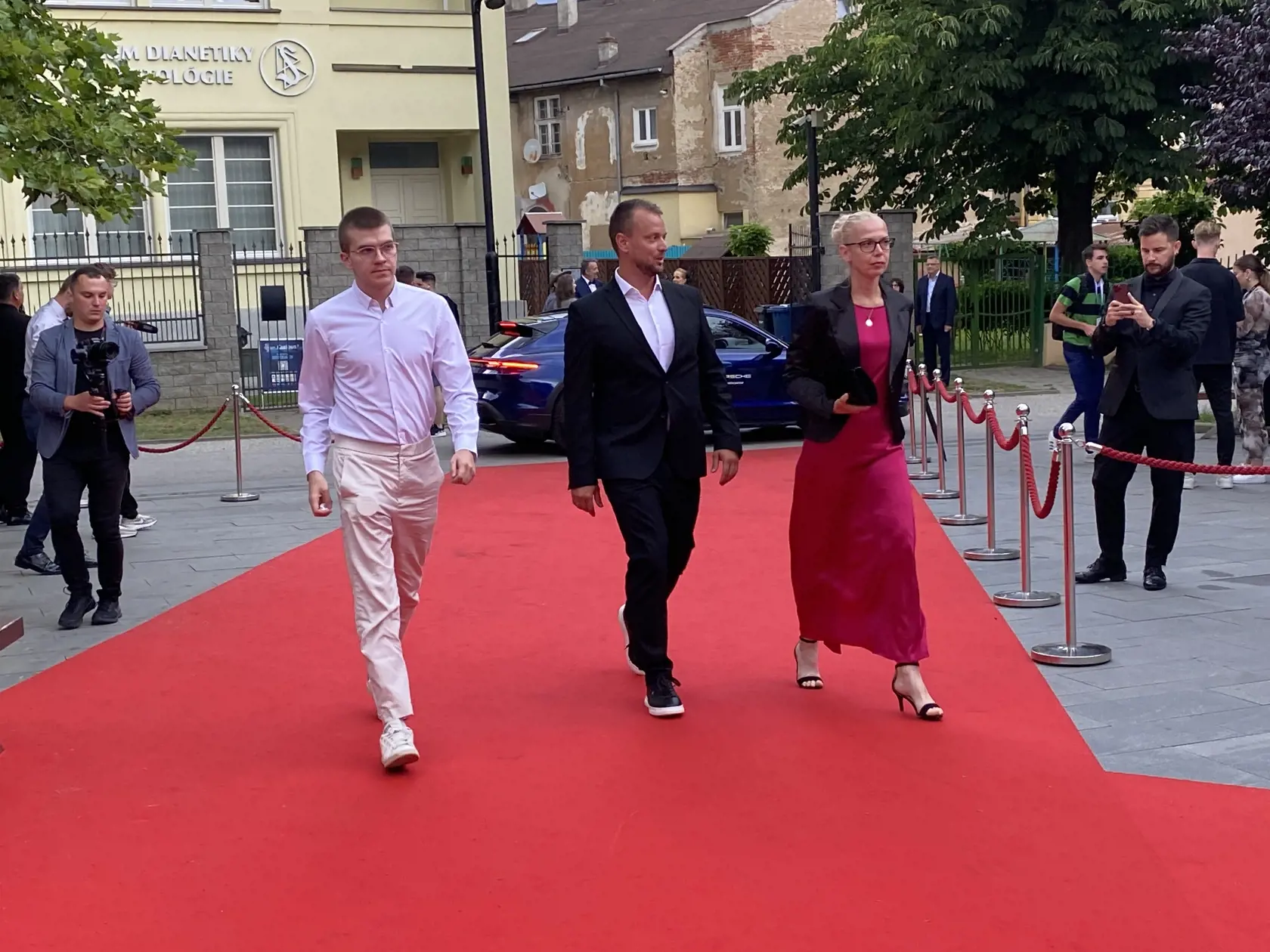 Príchod hostí na záverečný ceremoniál 30. ročníka medzinárodného festivalu Art Film Košice, na ktorom odovzdali ceny držiteľom honorárnych ocenení - Sergejovi Loznicovi, Antónii Liškovej a Marošovi Kramárovi a vyhlásili víťazov jednotlivých súťaží.