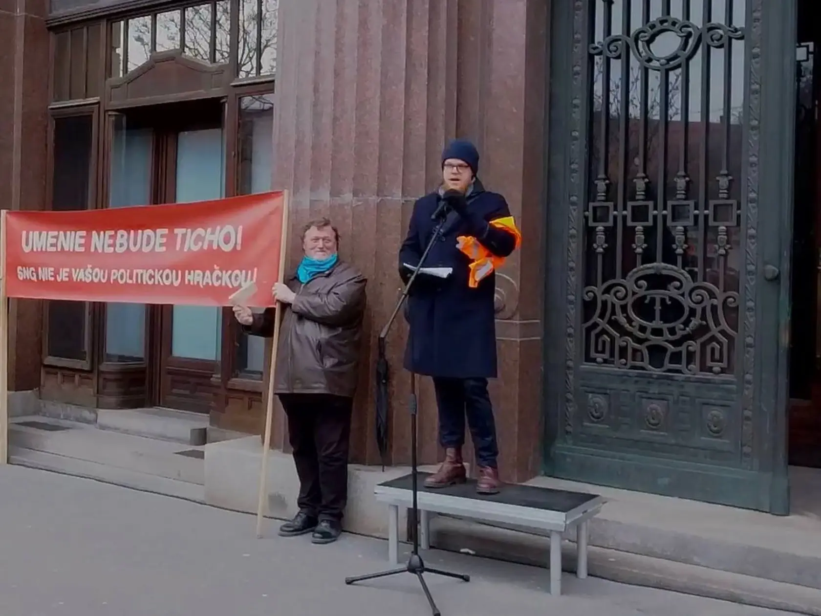 „Hukot a piskot, ktorý si, mimochodom, púšťajú z reproduktorov, musia počúvať nielen zamestnanci MK SR, ktorí sa snažia pracovať, ale aj celé námestie SNP, kde sídli aj hlavná pošta a rôzne organizácie a firmy," komentovala protesty štvrtokové (10.4.) pred rezortom kultúry ministerka Martina Šimkovičová.