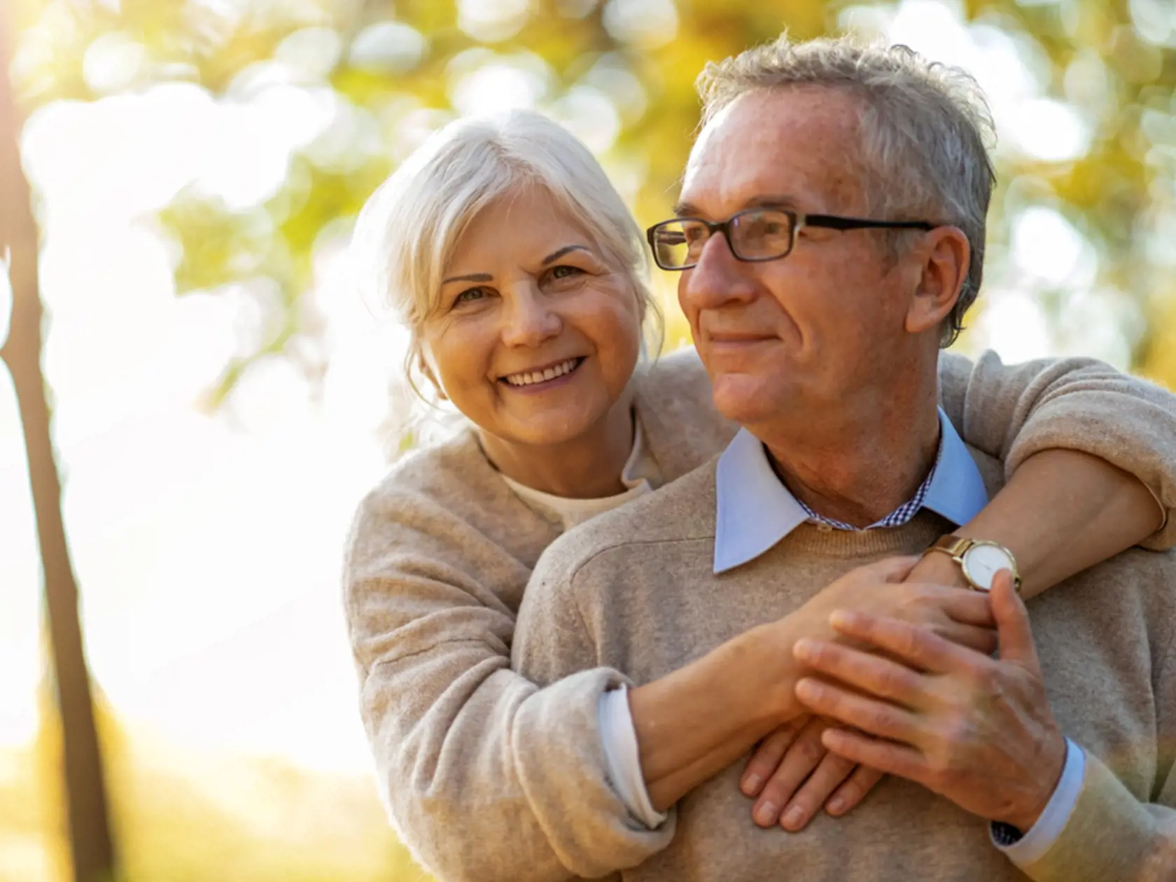 Elderly,Couple,Embracing,In,Autumn,Park