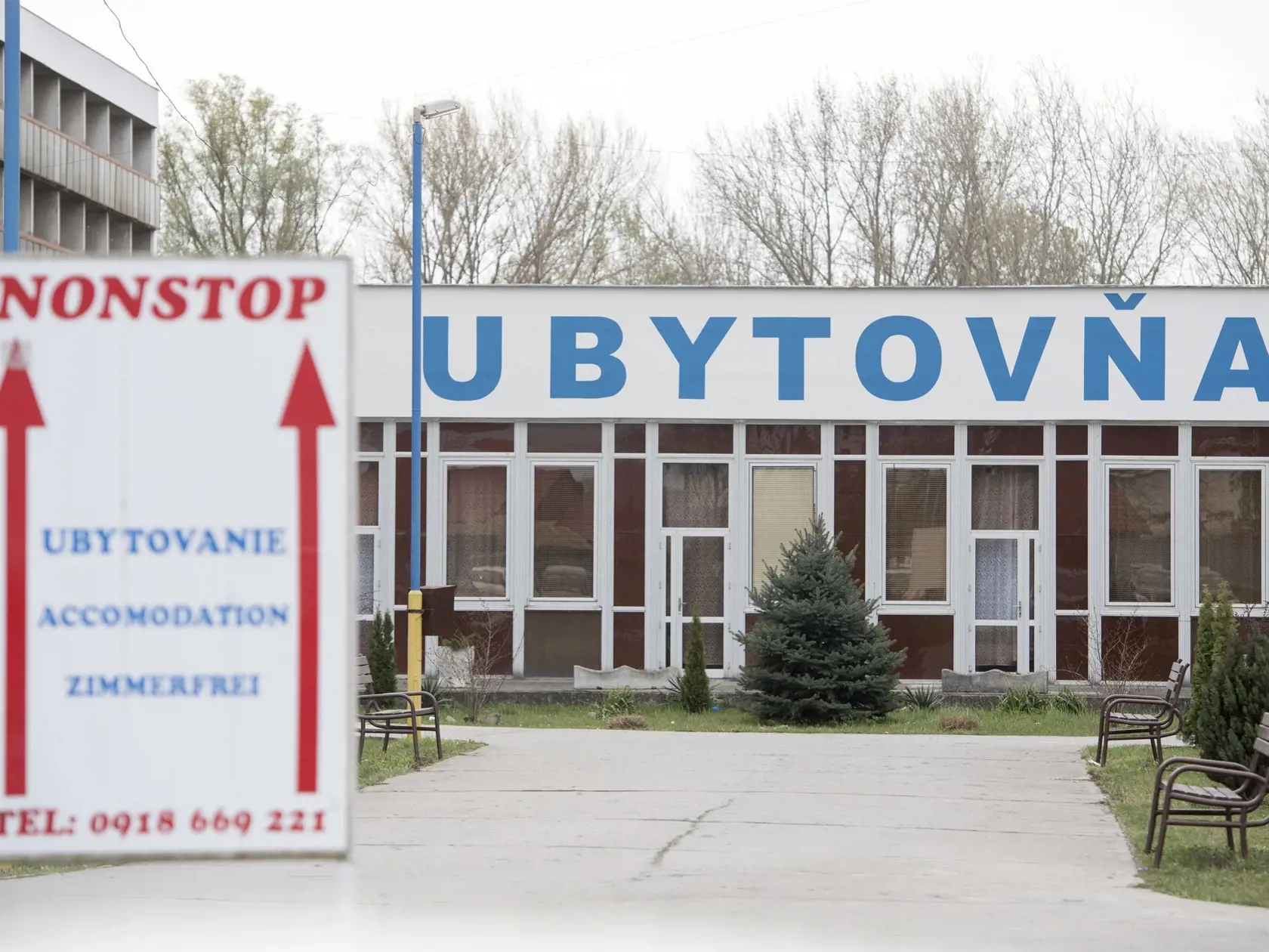 V súčasnosti ľudia vracajúci sa na Slovensko musia ísť na niekoľko dní do povinnej štátnej karantény. Mnohí proti tomu ostro protestujú.