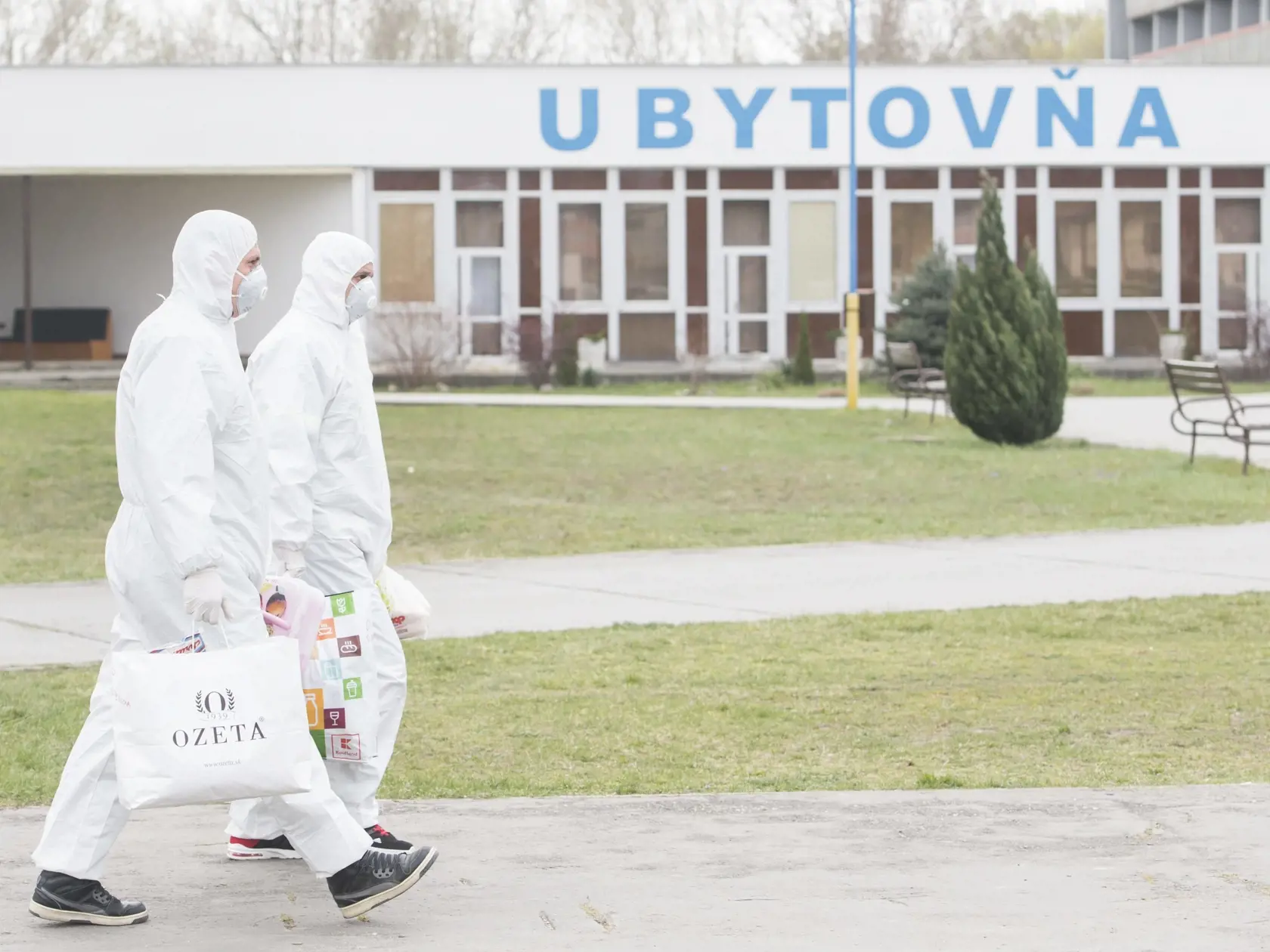 V súčasnosti ľudia vracajúci sa na Slovensko musia ísť na niekoľko dní do povinnej štátnej karantény. Mnohí proti tomu ostro protestujú.