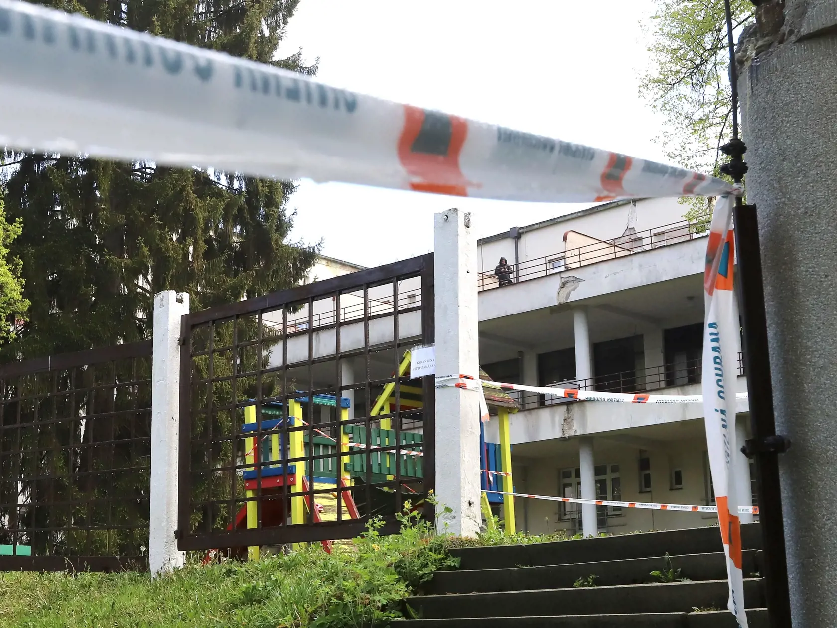 V súčasnosti ľudia vracajúci sa na Slovensko musia ísť na niekoľko dní do povinnej štátnej karantény. Mnohí proti tomu ostro protestujú.