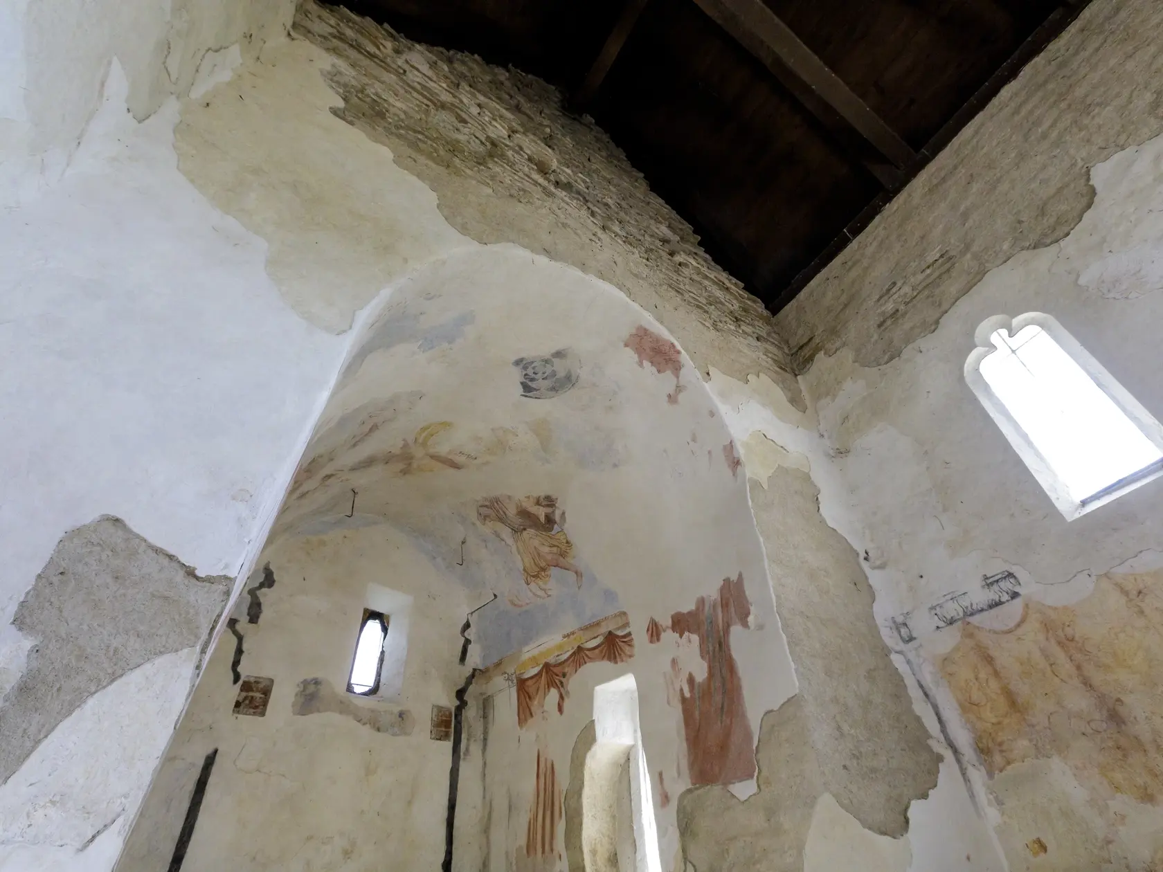 Kostol svätej Margity Antiochijskej leží pri obci Kopčany. Prvá zmienka o ňom je z roku 1392. Jeho najstaršia stavebná fáza je datovaná do 9. – 10. storočia, vďaka čomu patrí k najstarším stojacim stavbám na Slovensku a medzi kostoly s možným veľkomoravským pôvodom. V Kopčanoch 15. októbra 2021. FOTO TASR - Dano Veselský