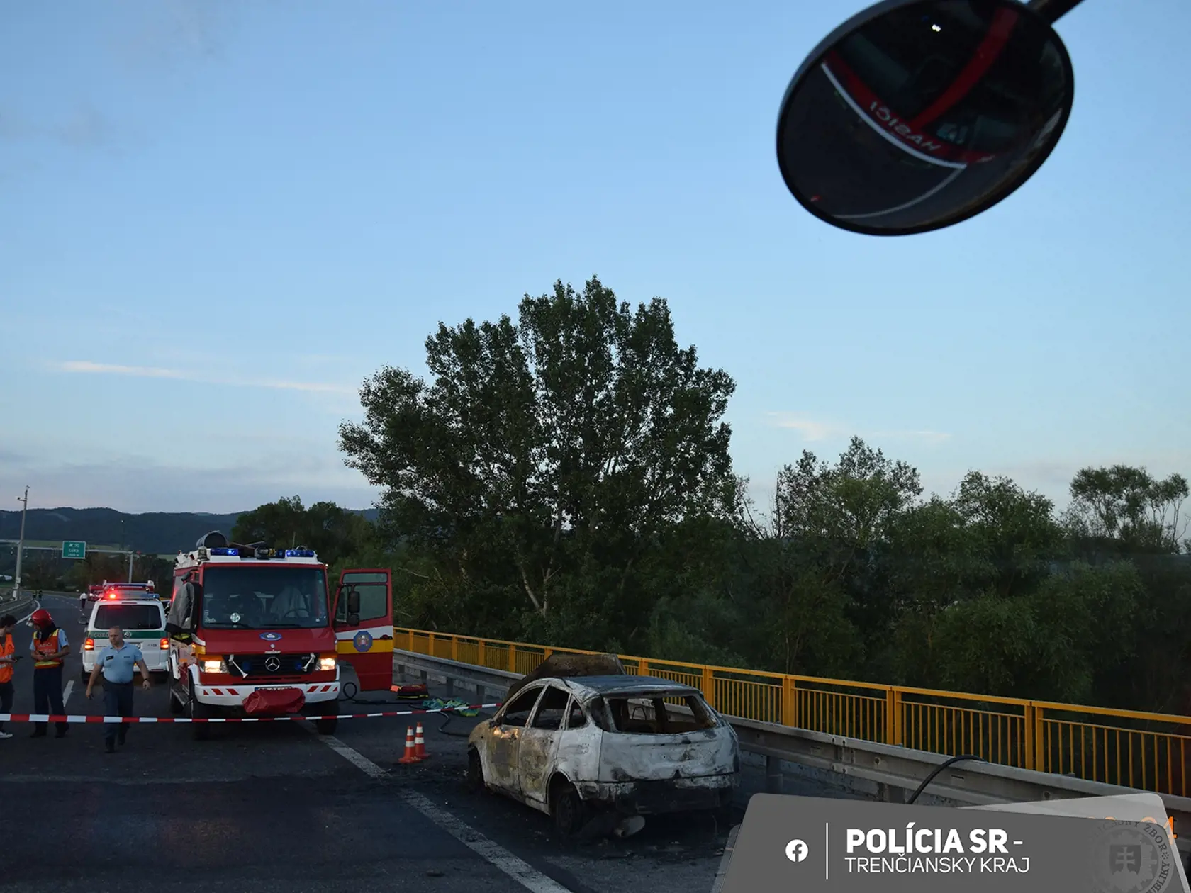 Dvaja hasiči zomreli na mieste a zranenia utrpeli aj dvaja policajti pri nehode na D1. Jeden z nich skončil v kritickom stave a bojuje o život.