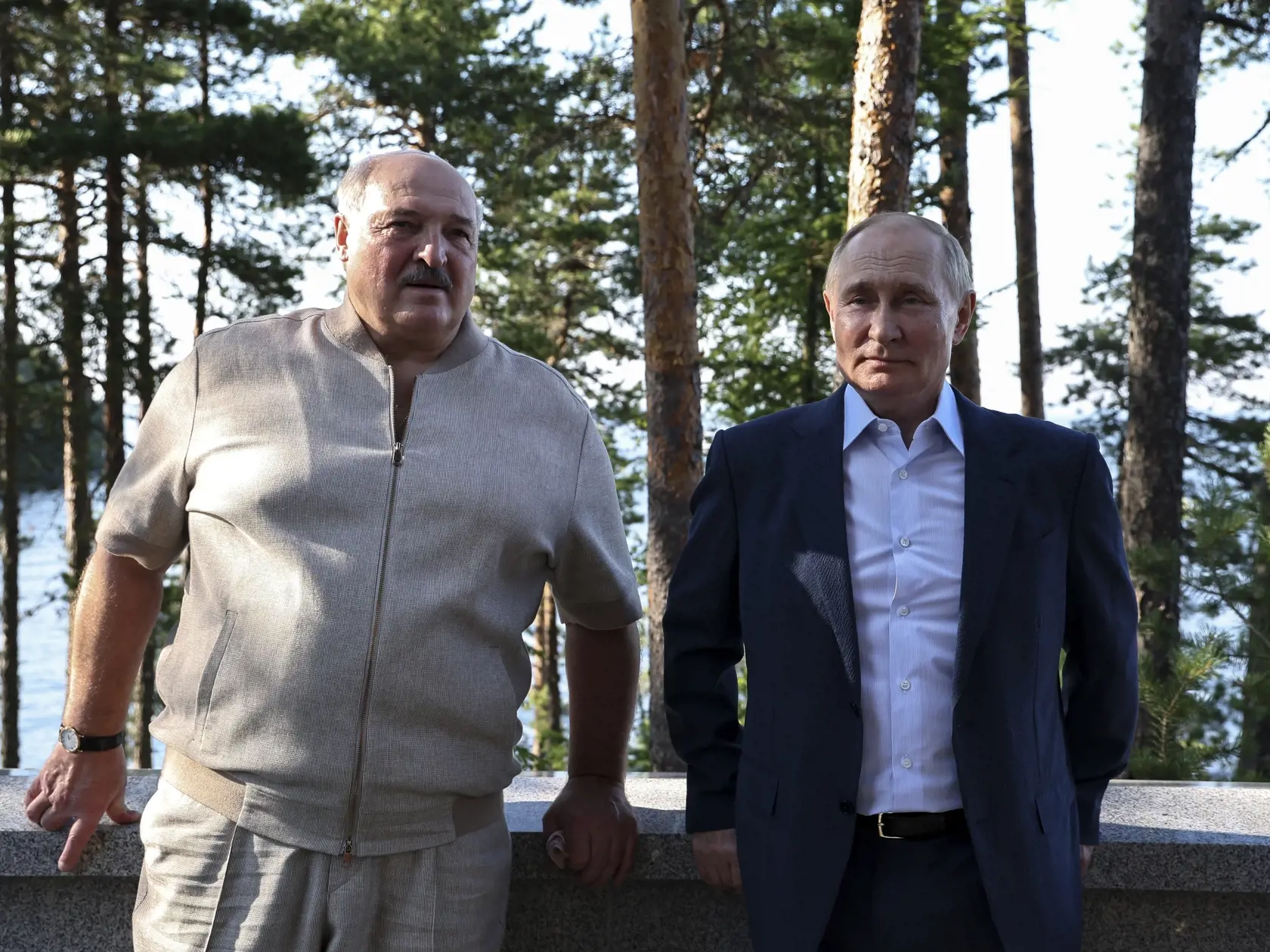 Ruský prezident Vladimir Putin (vpravo) a bieloruský prezident Alexander Lukašenko sa rozprávajú  počas návštevy kaplnky Valaamskej ikony Matky Božej na ostrove Svetlij na Ladožskom jazere v ruskej Karelskej republike v piatok 26. júla 2024.