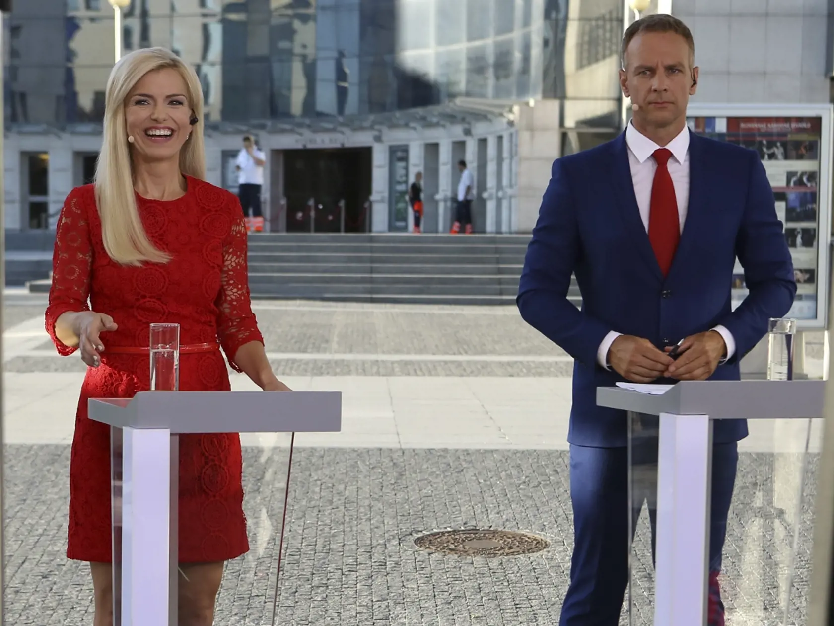 Patrik Švajda a Zlatica Puškarová počas vysielania Televíznych novín naživo z Eurovey.