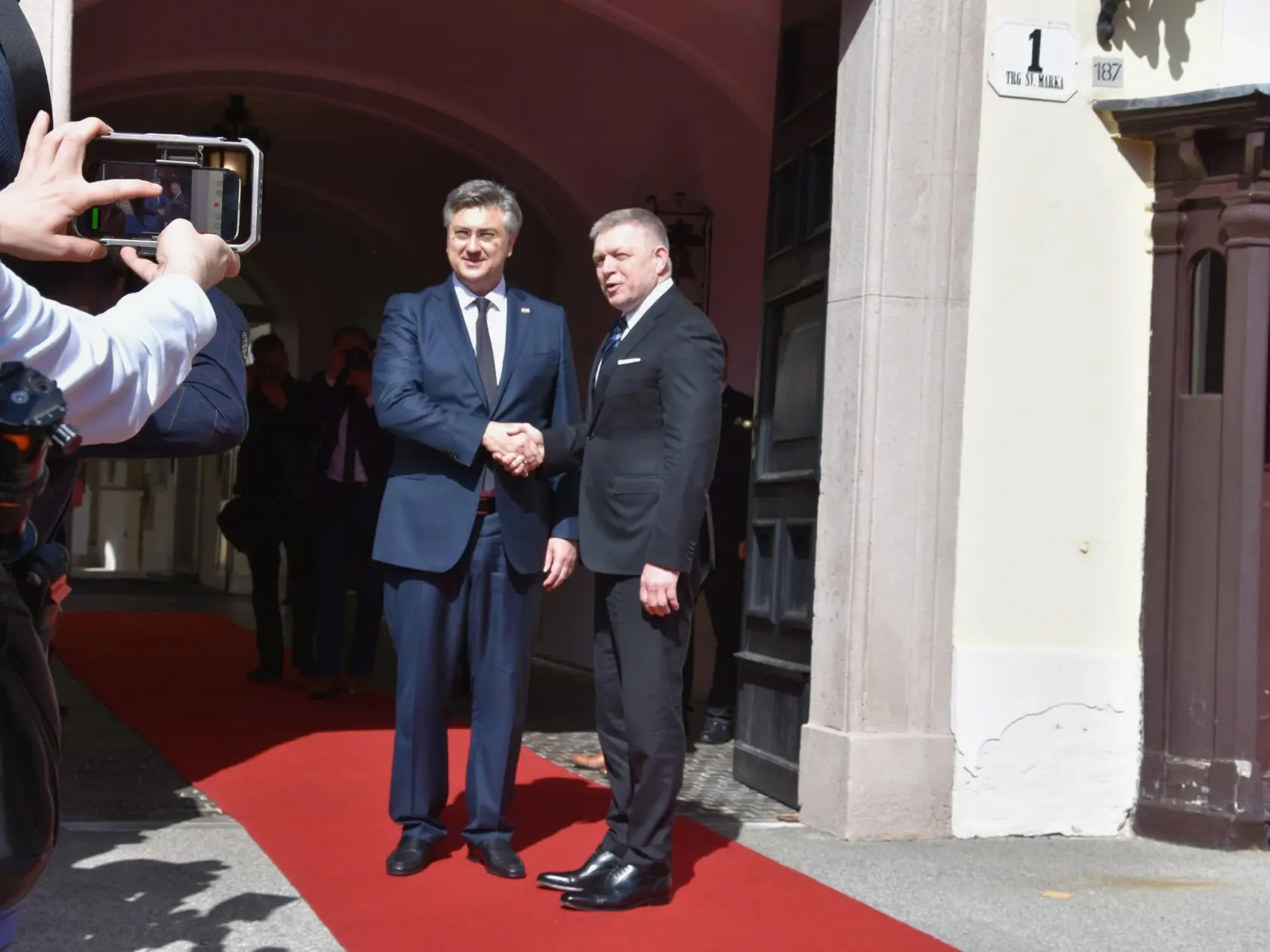 Na snímke premiér SR Robert Fico (vpravo) a chorvátsky premiér Andrej Plenkovič si podávajú ruky počas uvítacieho ceremoniálu v Záhrebe v stredu 16. apríla 2025. Premiér SR pricestoval na jednodňovú oficiálnu návštevu Chorvátska, kde sa stretne s najvyššími predstaviteľmi krajiny. FOTO TASR - Martin Žigo