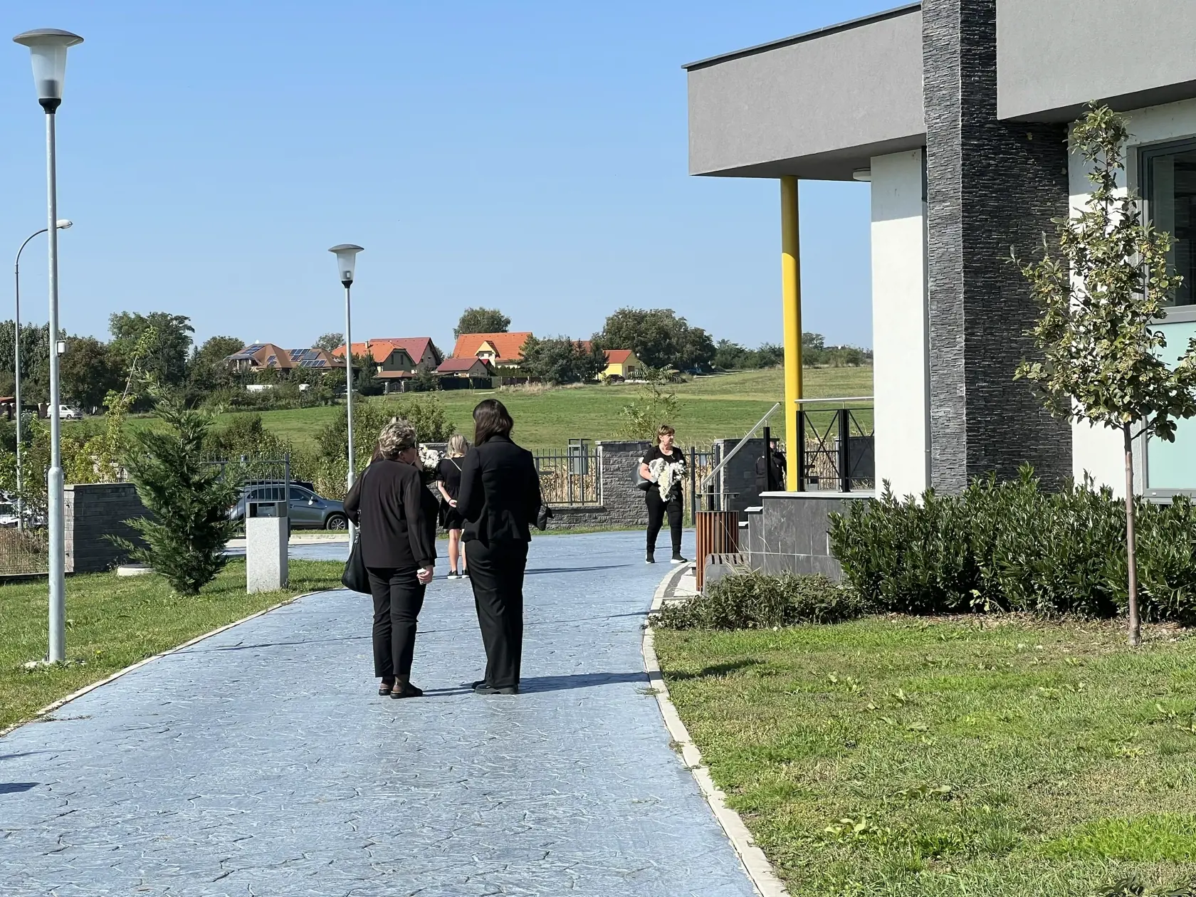 Okrem nich prišli desiatky známych, ktorí Lauru poznali - či už spolužiaci z vysokej školy, z práce i ďalší.