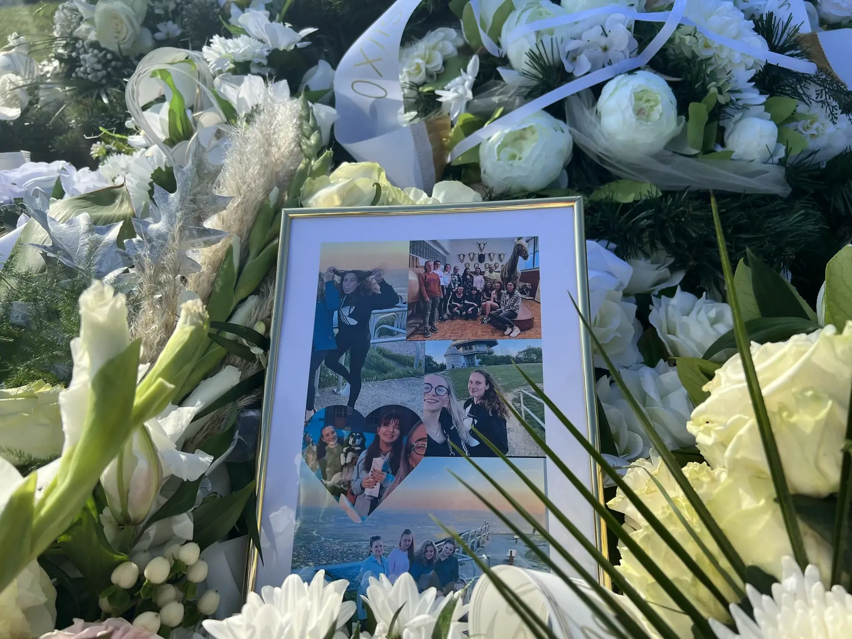 S milovanou dievčinou sa prišla rozlúčiť najbližšia rodina - rodičia Lenka a Štefan, staršie sestry Lenka a Jennifer a starí rodičia Štefan a Anna.