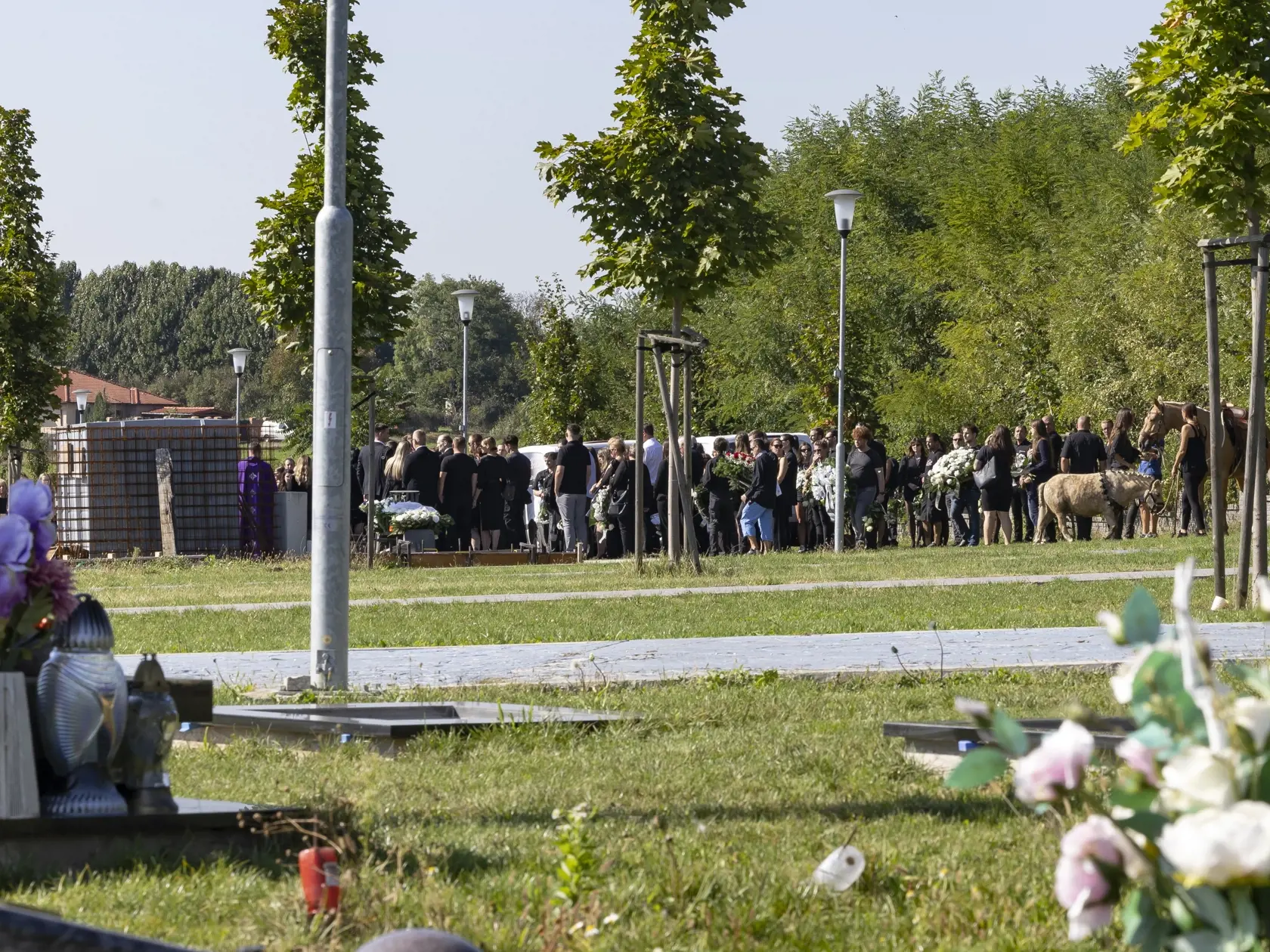 Pohreb 21 ročnej Laury, ktorá zahynula pri dopravnej nehode na ceste zo Zlatých Moraviec do Nitry po tom, ako vrazila motorovým vozidlom Mercedes do betónového piliera.