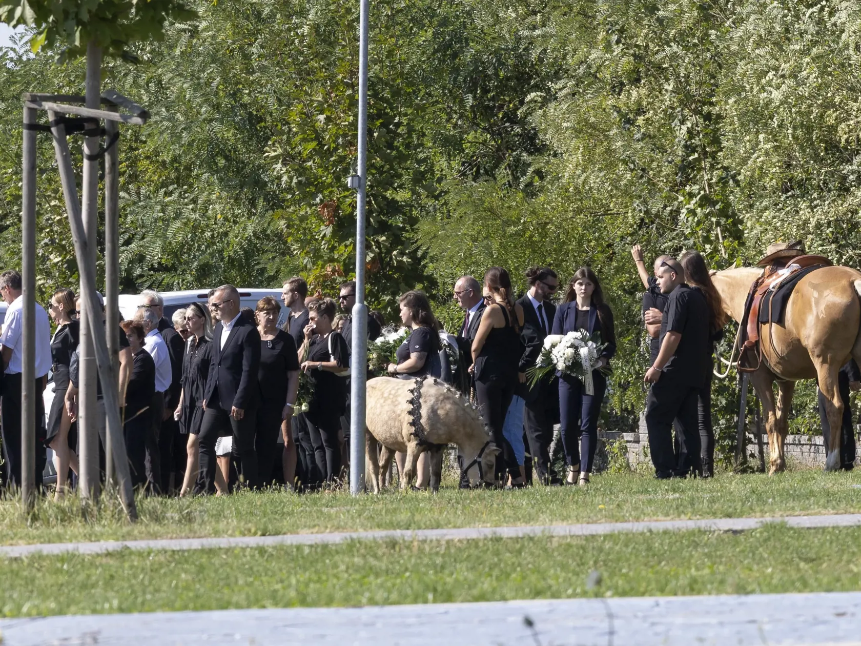 Pohreb 21 ročnej Laury, ktorá zahynula pri dopravnej nehode na ceste zo Zlatých Moraviec do Nitry po tom, ako vrazila motorovým vozidlom Mercedes do betónového piliera.