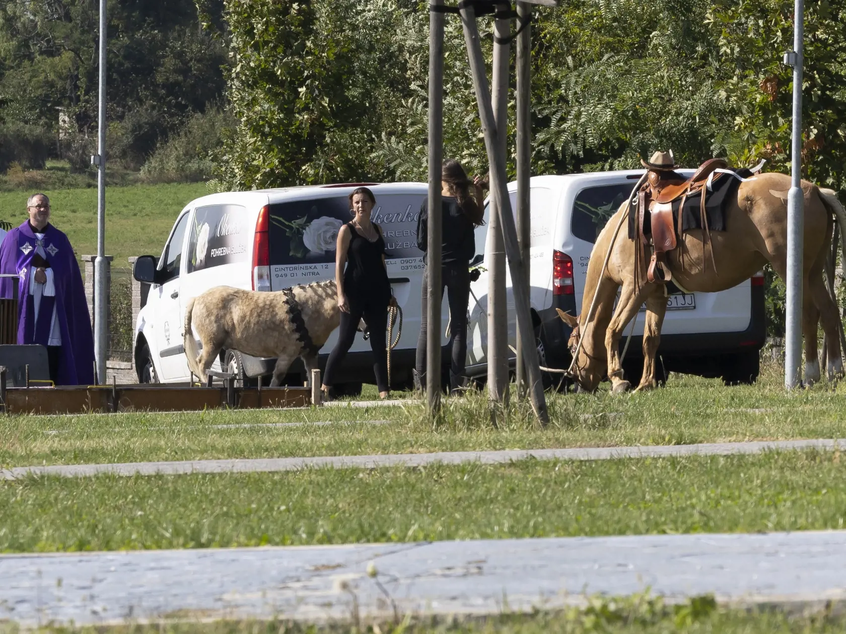 Pohreb 21 ročnej Laury, ktorá zahynula pri dopravnej nehode na ceste zo Zlatých Moraviec do Nitry po tom, ako vrazila motorovým vozidlom Mercedes do betónového piliera.