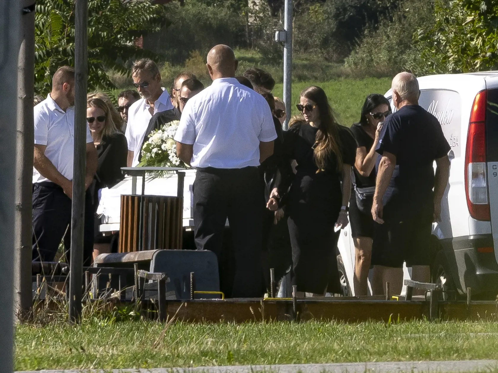 Pohreb 21 ročnej Laury, ktorá zahynula pri dopravnej nehode na ceste zo Zlatých Moraviec do Nitry po tom, ako vrazila motorovým vozidlom Mercedes do betónového piliera.