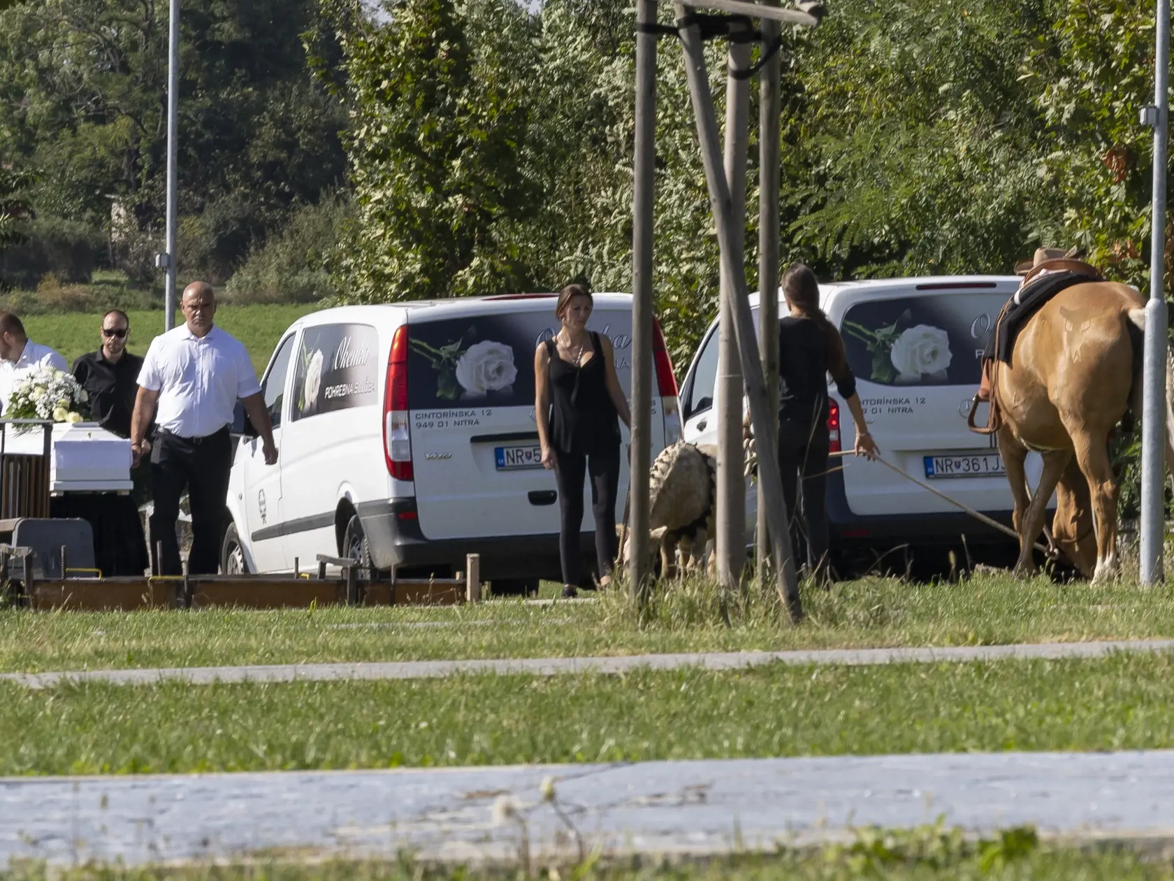 Pohreb 21 ročnej Laury, ktorá zahynula pri dopravnej nehode na ceste zo Zlatých Moraviec do Nitry po tom, ako vrazila motorovým vozidlom Mercedes do betónového piliera.