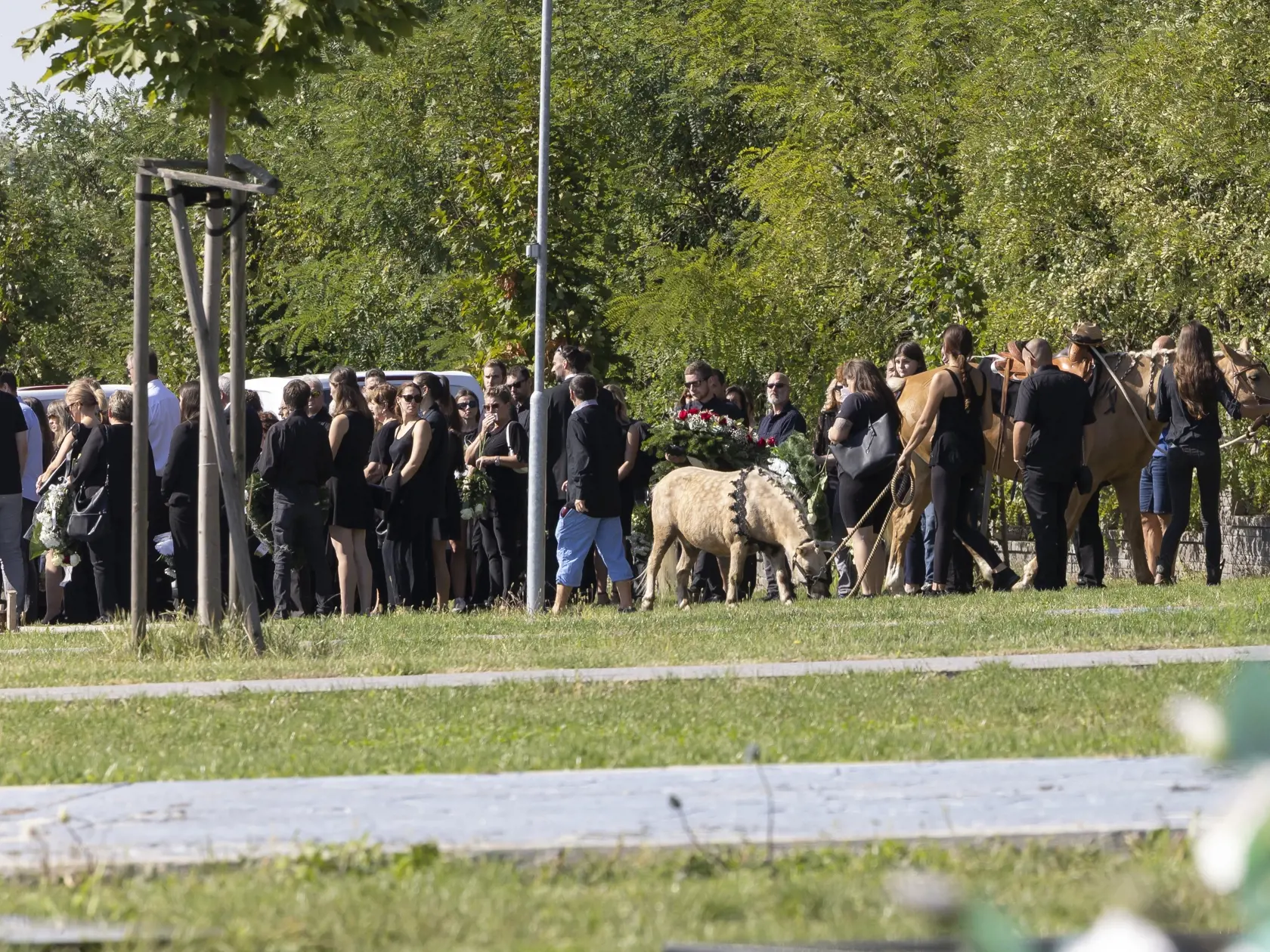 Pohreb 21 ročnej Laury, ktorá zahynula pri dopravnej nehode na ceste zo Zlatých Moraviec do Nitry po tom, ako vrazila motorovým vozidlom Mercedes do betónového piliera.