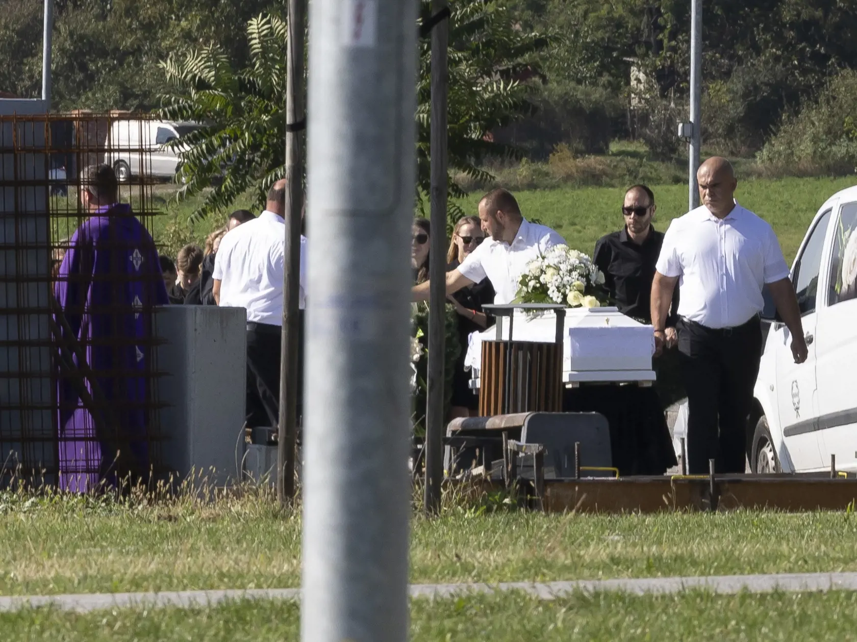 Pohreb 21 ročnej Laury, ktorá zahynula pri dopravnej nehode na ceste zo Zlatých Moraviec do Nitry po tom, ako vrazila motorovým vozidlom Mercedes do betónového piliera.