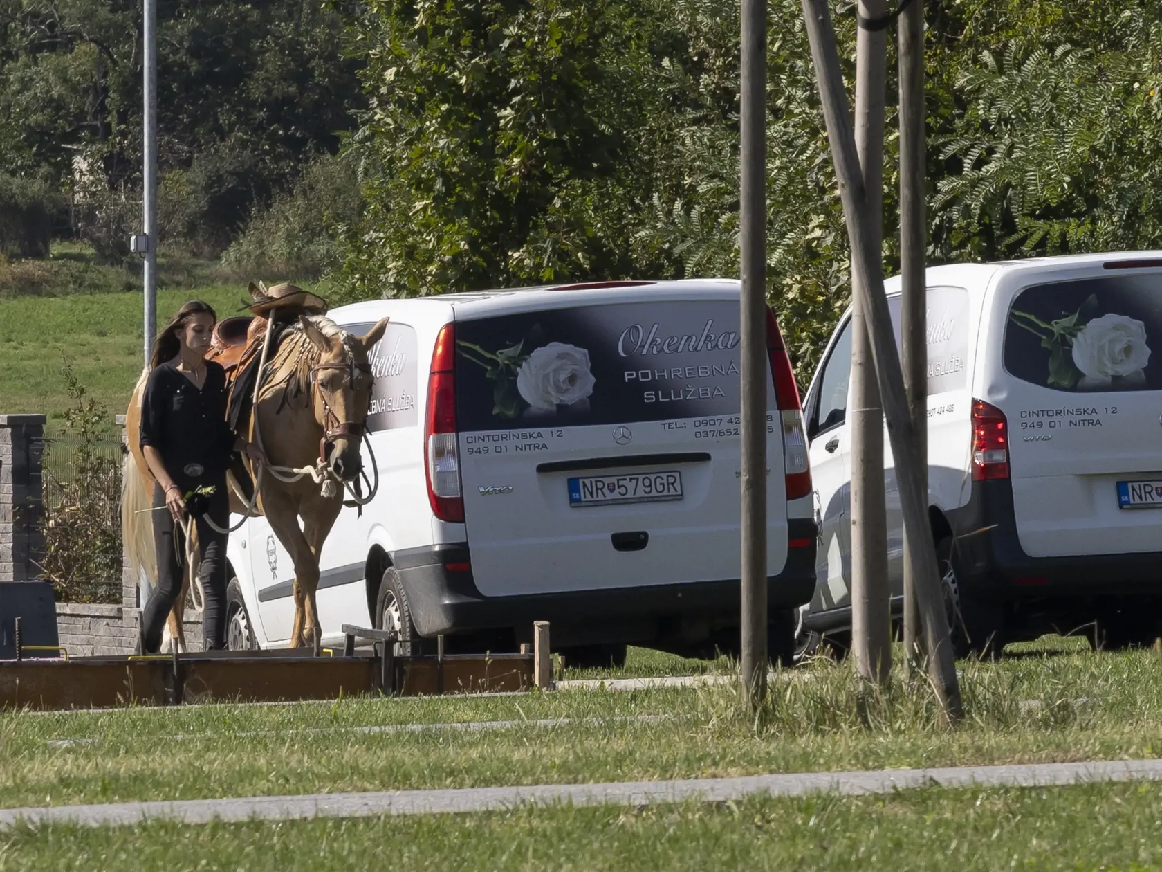 Pohreb 21 ročnej Laury, ktorá zahynula pri dopravnej nehode na ceste zo Zlatých Moraviec do Nitry po tom, ako vrazila motorovým vozidlom Mercedes do betónového piliera.