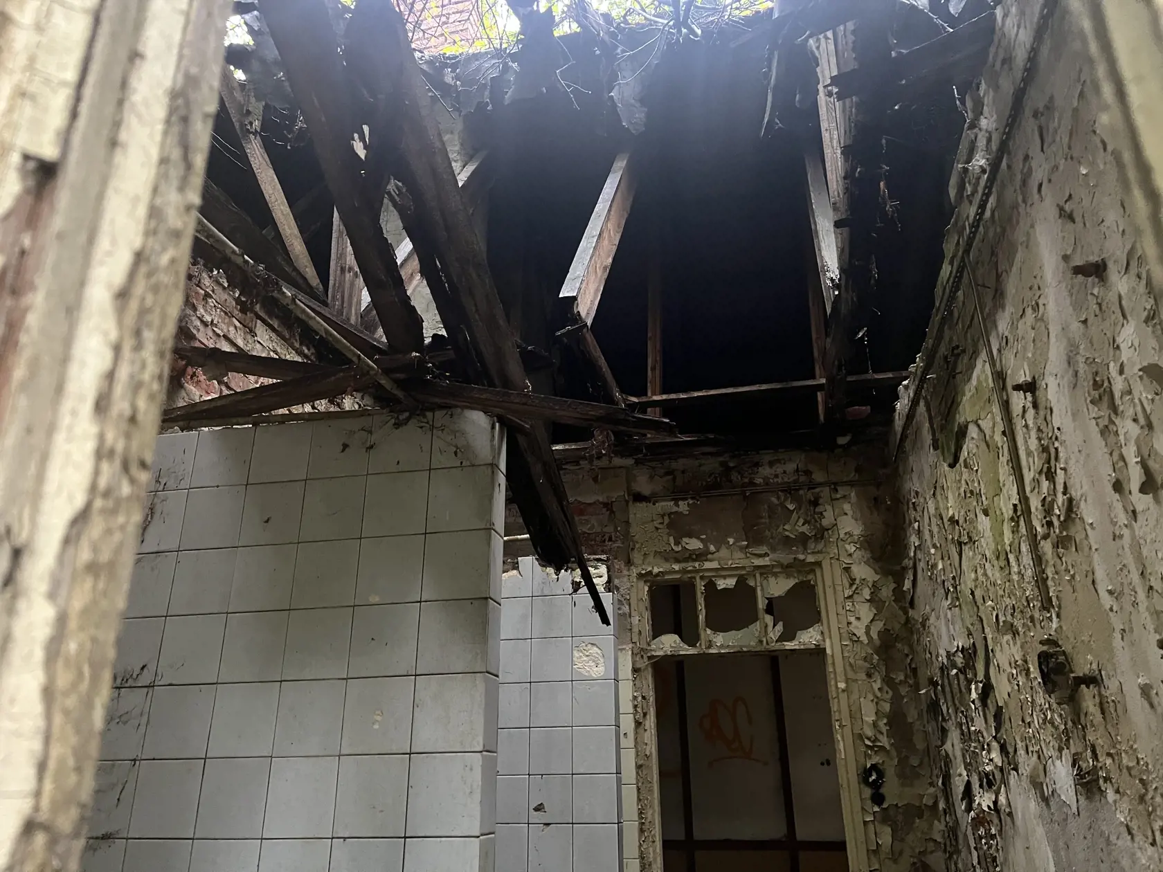 Chodníky zarastajú burinou, fasády miestnych objektov sú popraskané a budovy, ktoré kedysi praskali vo švíkoch, sú zdevastované.