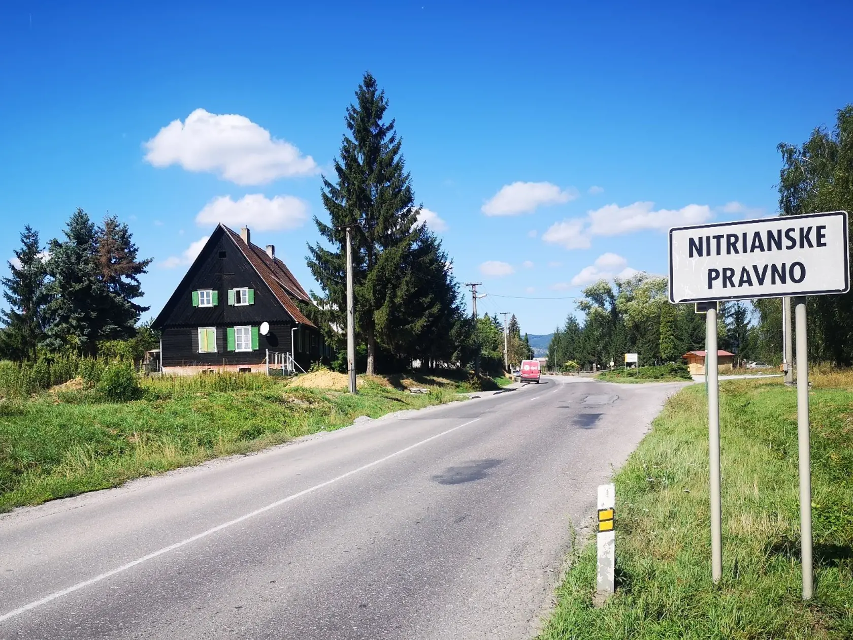 Cintorín, kde odpočíva Libor Oller sa nachádza vpravo za značkou.