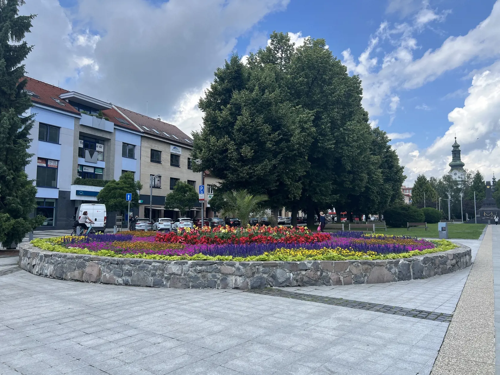 Ikonická zvolenská fontána, ktorá tešila domácich i turistov po dlhé roky, je navždy preč. Hoci je z nej dnes kvetinový záhon, mesto má s miestom, kde stojí, “miliónové” plány.