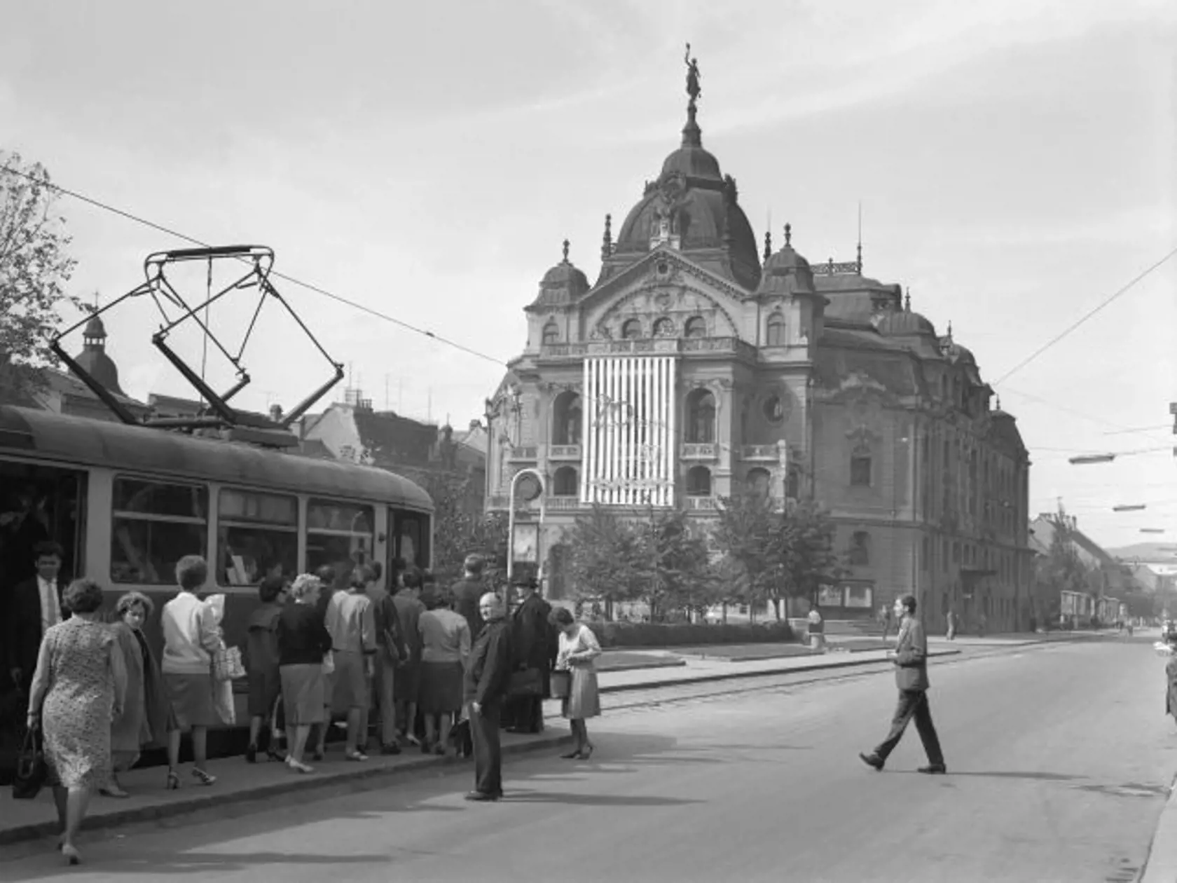 Na archívnej snímke zo 17. septembra 1965 budova Štátneho divadla v Košiciach. V týchto dňoch oslavuje Štátne divadlo v Košiciach 20 rokov svojho trvania. Pri tejto príležitosti sa uskutoční festival východoslovenských divadiel a prehliadka najúspešnejších inscenácií v dňoch 18. - 25. septembra. V týždni osláv uvedie košické divadlo v slávnostnej premiére hru A. de Musseta "Lorenzáccio" v réžii Otta Katušu a na záver týždňa novonaštudovanú operu národného umelca Eugena Suchoňa "Krútňava" v réžii