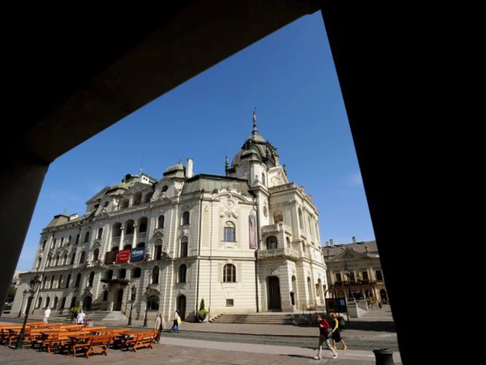 Mestské divadlo v Košiciach, dnes sídlo Štátneho divadla v Košiciach, slávnostne otvorili 28. septembra 1899. Od tejto udalosti uplynie 110 rokov. Divadelná budova je dodnes významnou dominantou historického jadra mesta. FOTO TASR - František Iván *** Local Caption *** kultúrna pamiatka historická pamiatka turistický ruch turizmus výroèie samospráva mesto  Košice