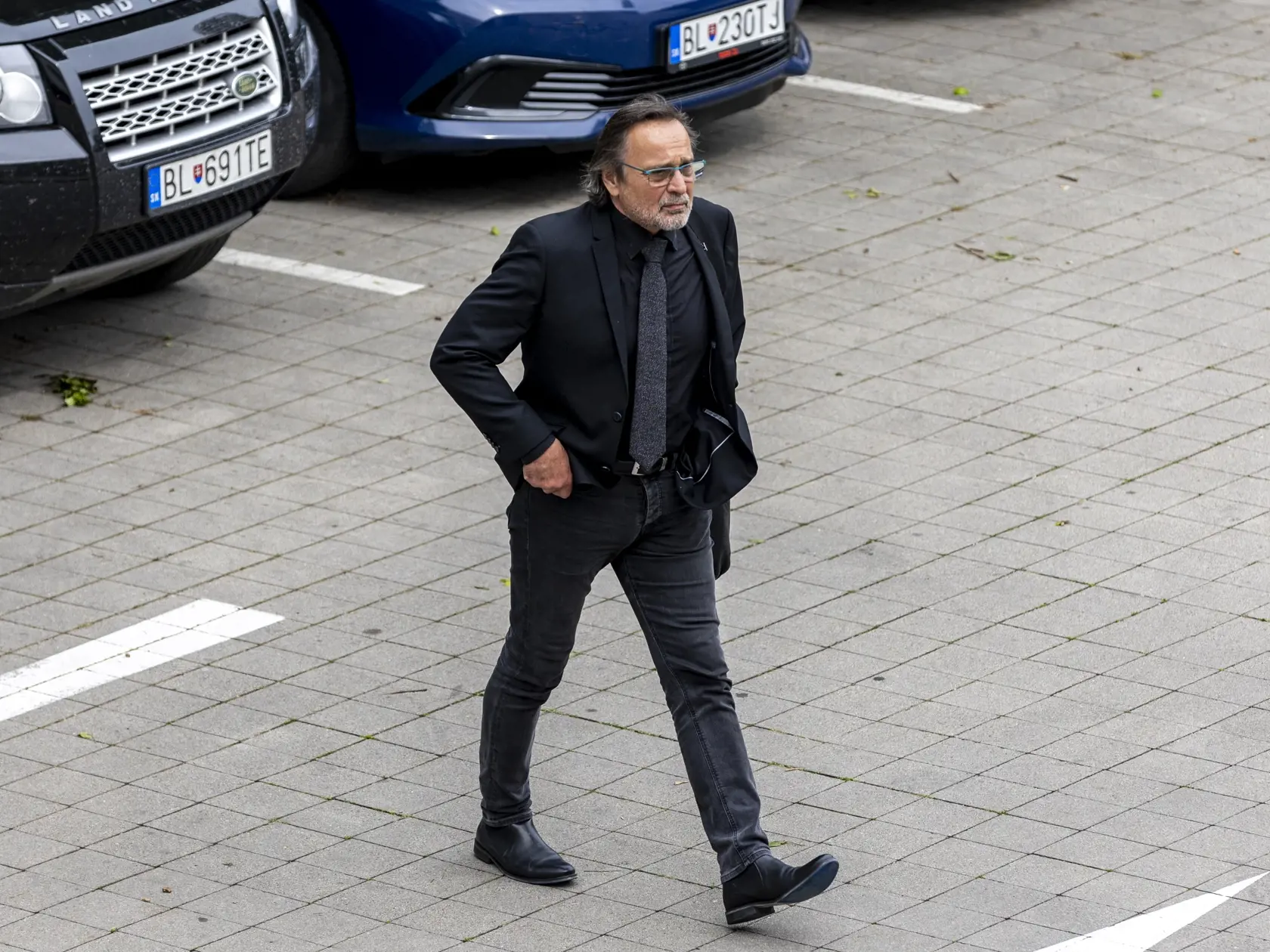 Na snímke je príchod kolegov hercov na poslednú rozlúčku s Danielom Heribanom. Na snímke je Jozef Vajda. 