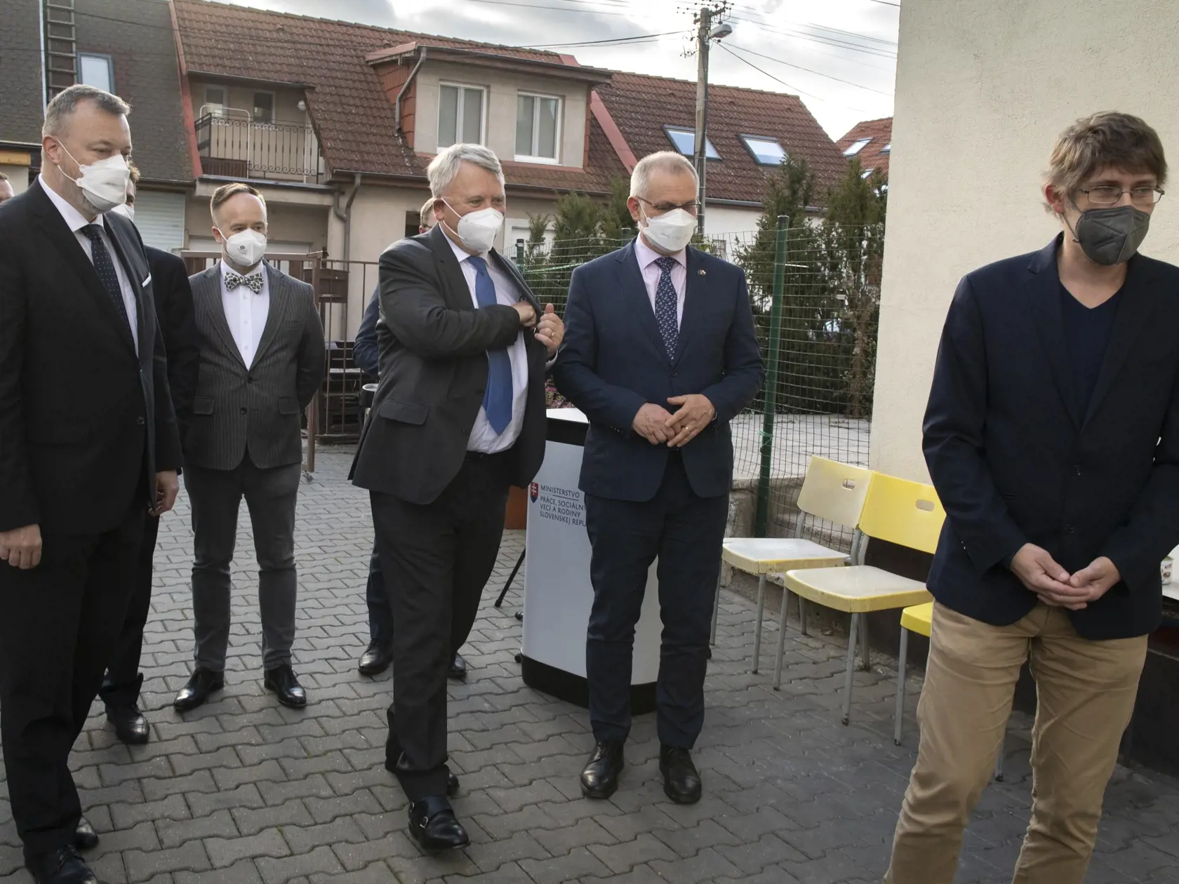 Na snímke vpravo riaditeľ Depaul Slovensko Jozef Kákoš, vľavo minister práce, sociálnych vecí a rodiny SR Milan Krajniak a tretí sprava európsky komisár pre pracovné miesta a sociálne práva Nicolas Schmit počas návštevy zariadenia opatrovateľskej služby Útulok a ZOS sv. Lujzy de Marillac 8. novembra 2021 v Bratislave.