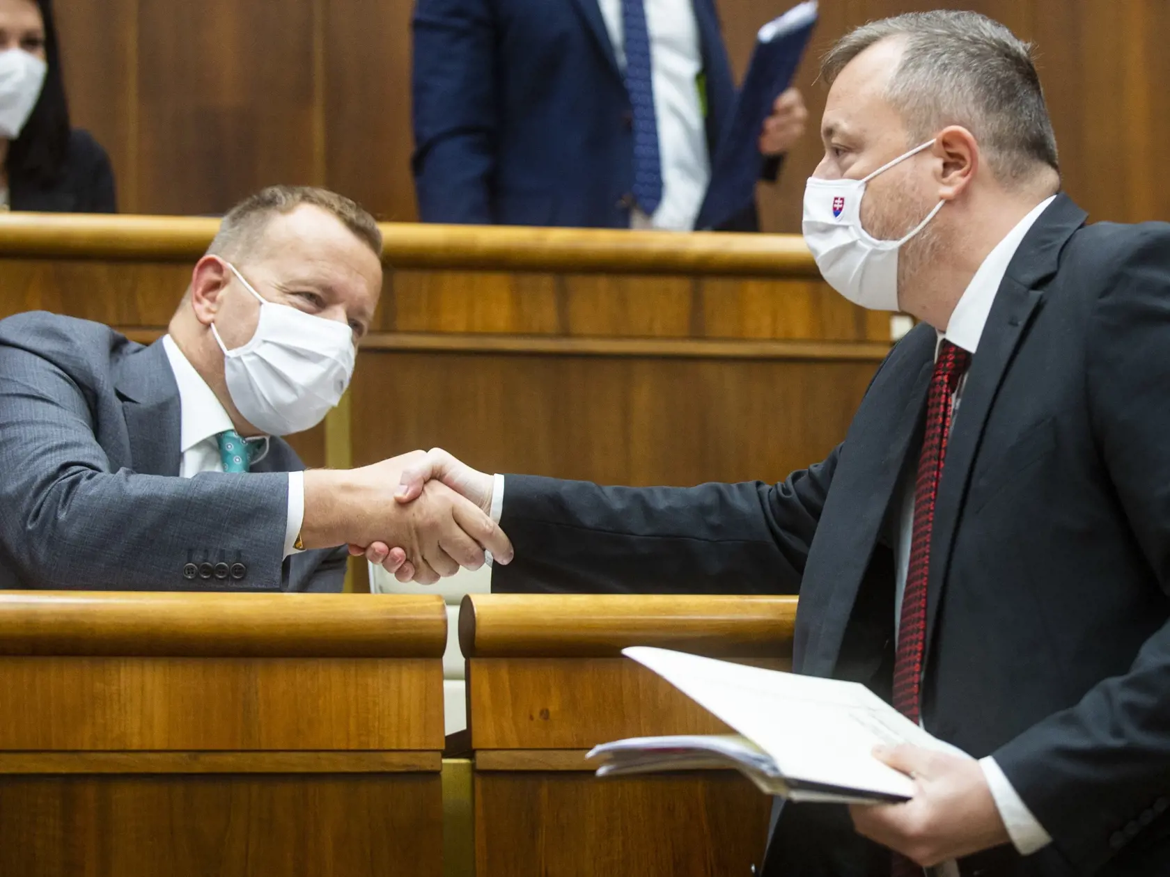 Na snímke zľava predseda NR SR Boris Kollár a minister práce, sociálnych vecí a rodiny SR Milan Krajniak (obidvaja Sme rodina) si podávajú ruky po tom, čo Krajniak ustál pokus o odvolanie na rokovaní 50. schôdze NR SR v Bratislave 4. novembra 2021. Za opozičný návrh hlasovalo len 48 zo 131 prítomných poslancov.