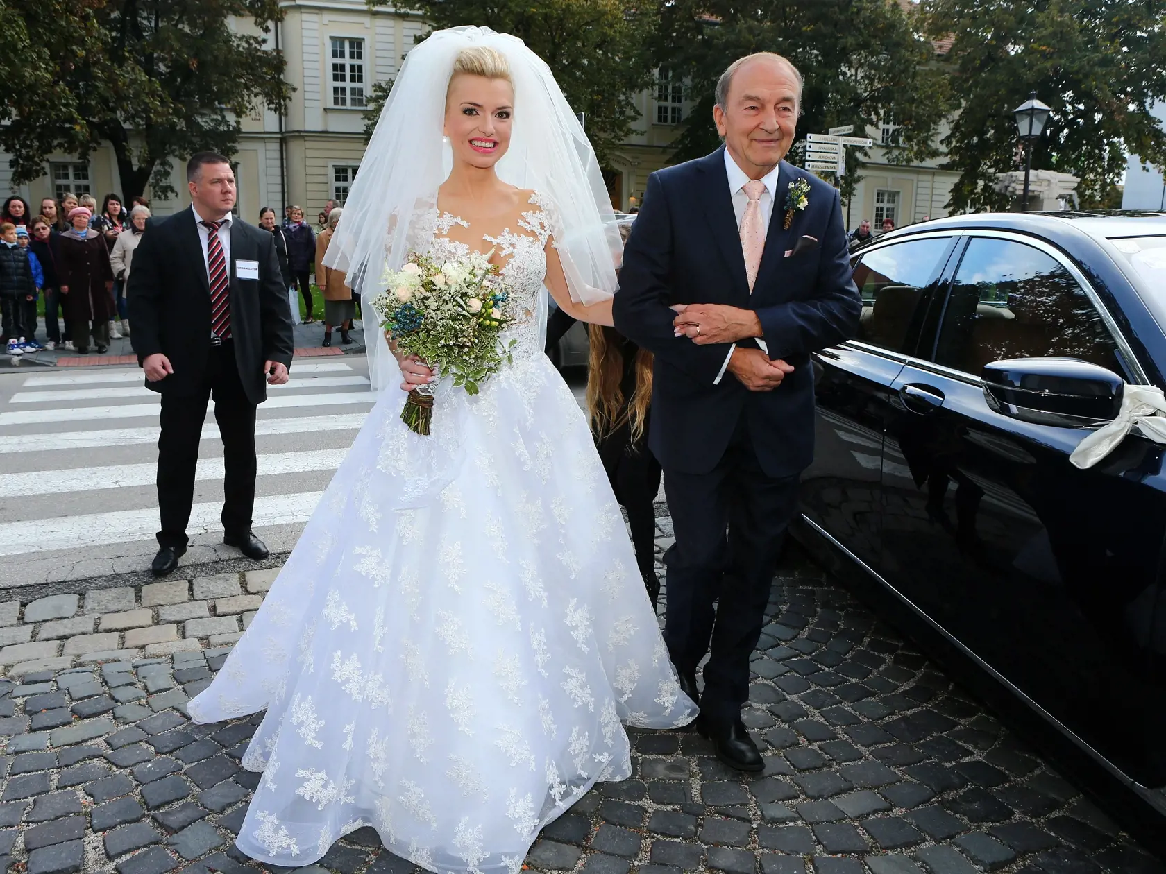 Ľudia: Svadba - Puškárová-Švajda. Moderátorka hlavného spravodajstva TV Markíza Zlatica Puškárová a jej dlohorčný partner a kolega Patrik Švajda si po pätnástich rokoch spoločného vzťahu povedali svoje áno v trnavskom kostole sv. Jána Krtiteľa. Obrad v centre Trnavy sa tešil záujmu značnej skupiny okoloidúcich.
