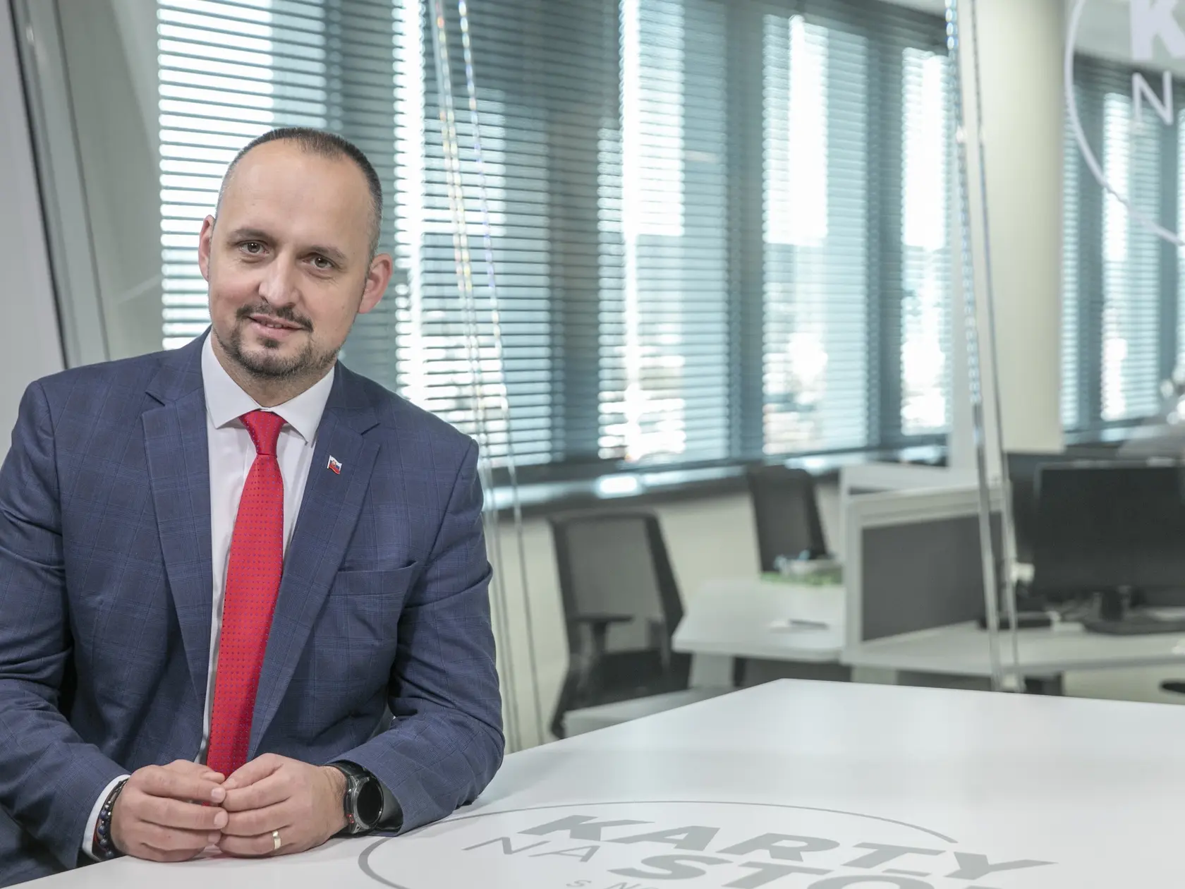  Na snímke je diskusná relácia "Karty na stôl", ktorej hosťom bol  poslanec NRSR za KDH František Majerský.