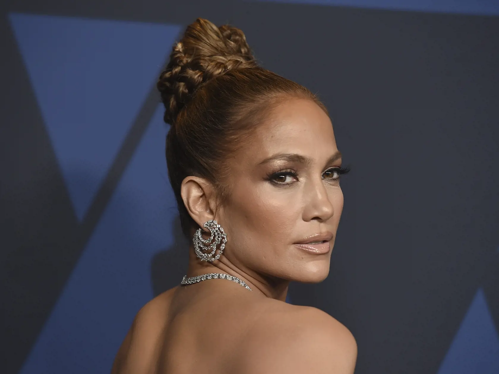 Herečka a speváčka Jennifer Lopez počas príchodu na udeľovanie ocenení Governors Awards Academy of Motion Picture Arts and Sciences (AMPAS) v Los Angeles 27. októbra 2019. FOTO TASR/AP