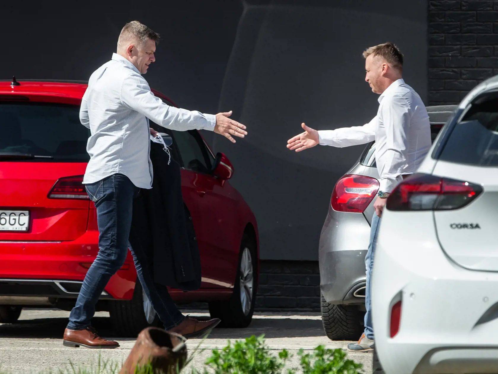 Robert Fico a Peter Kotlár si pri príchode podali ruky.