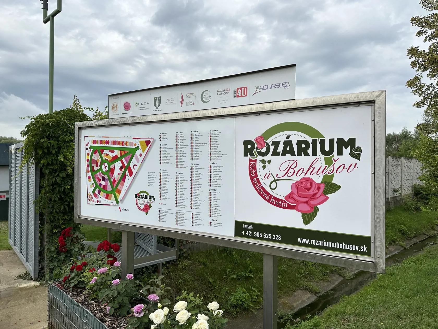 Zhruba 15 kilometrov na juh od Košíc láka domácich i turistov vôňa ruží.