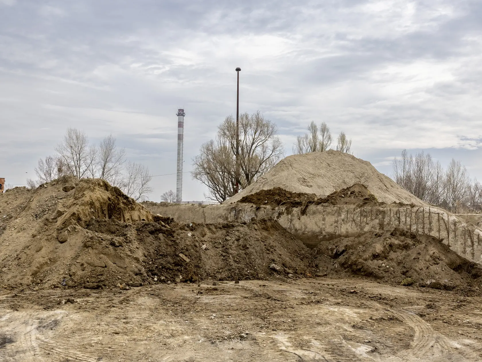 Obyvatelia Rovinky sú zúfali! Už dlhšiu dobu obec ťaží kauza skládky odpadu. Ľudia sa obávajú, že sa vzduchom šíri azbestový prach, ktorý ohrozuje zdravie všetkých ľudí.