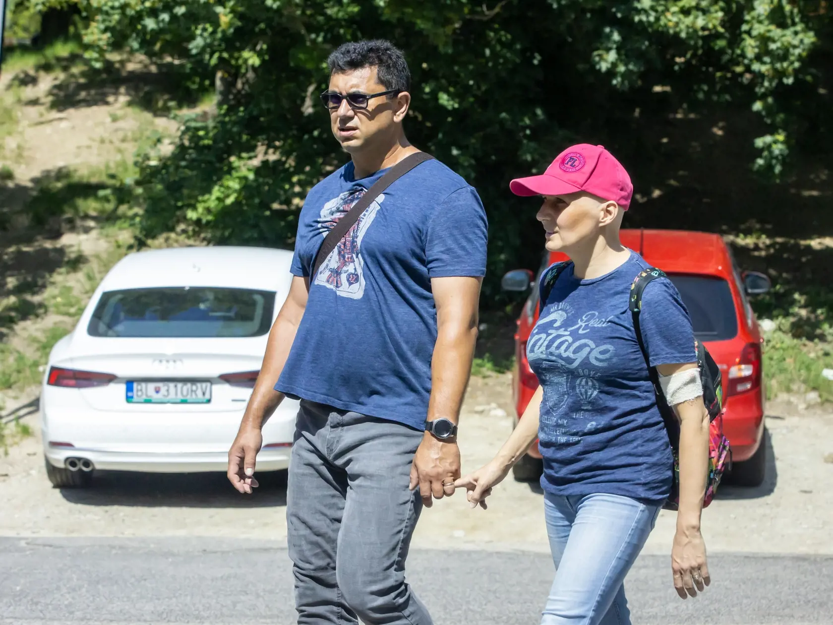 Na snímke je Aneta Parišková z Miroslavavom Polakovičom a deťmi na prechádzke v Bratislavskom parku. 