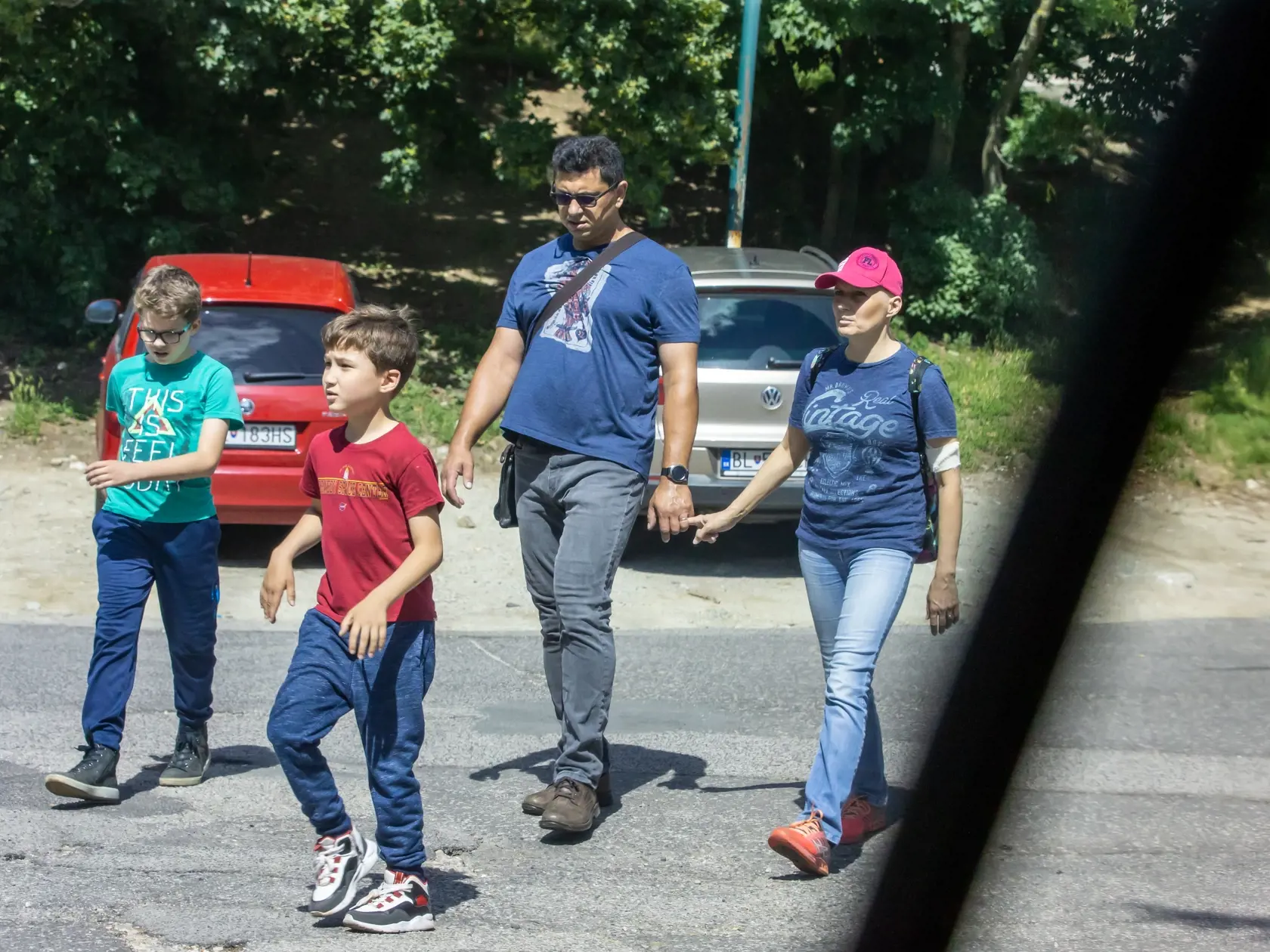 Na snímke je Aneta Parišková z Miroslavavom Polakovičom a deťmi na prechádzke v Bratislavskom parku. 