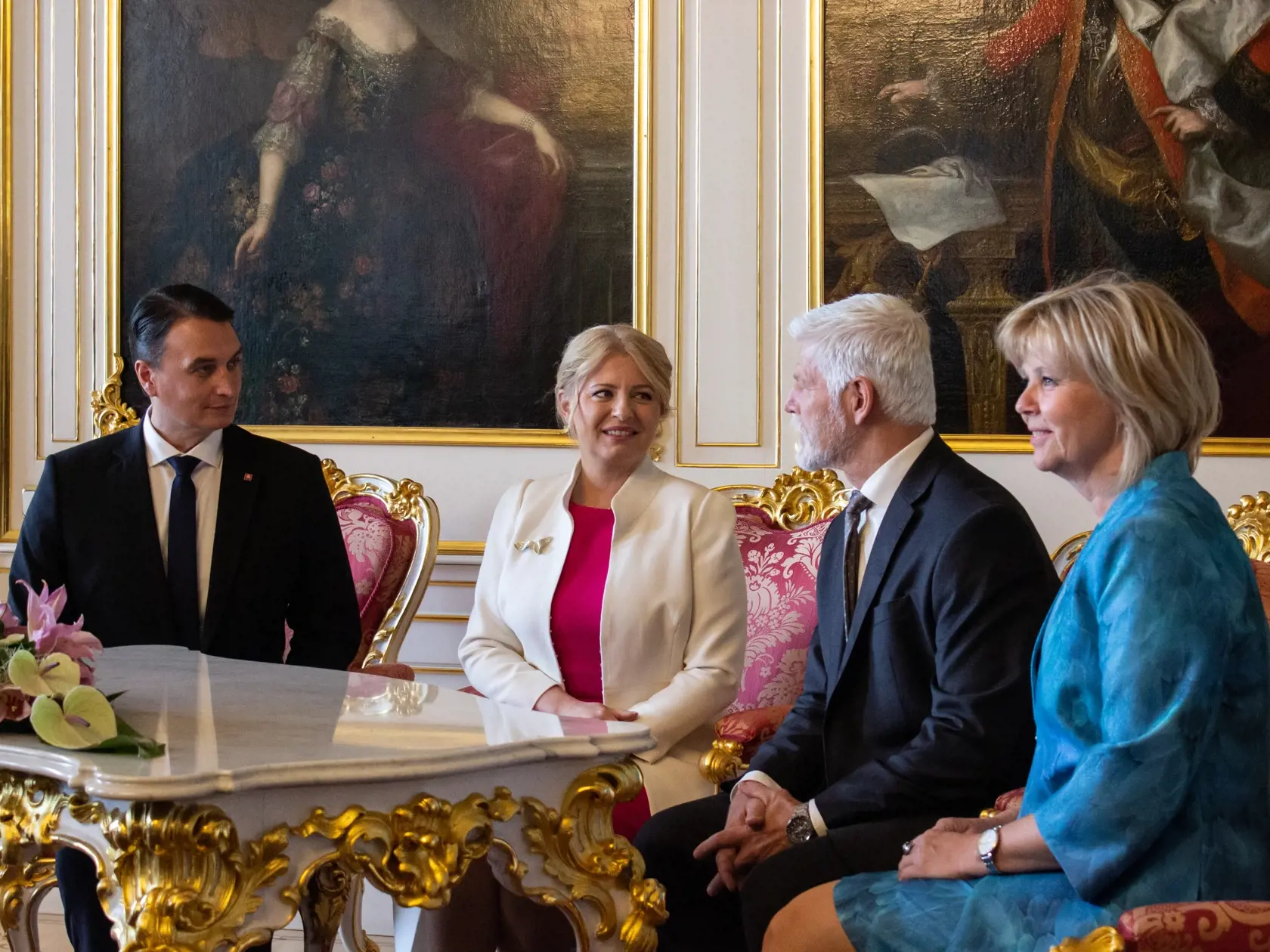 Na snímke zľava partner slovenskej prezidentky Zuzany Čaputovej Juraj Rizman, slovenská prezidentka Zuzana Čaputová, český prezident Petr Pavel a jeho manželka Eva počas stretnutia na Pražskom hrade, kde prezidentka SR Zuzana Čaputová začala svoju poslednú zahraničnú návštevu vo funkcii. Praha, 12. júna 2024. FOTO TASR - Barbora Vizváryová
