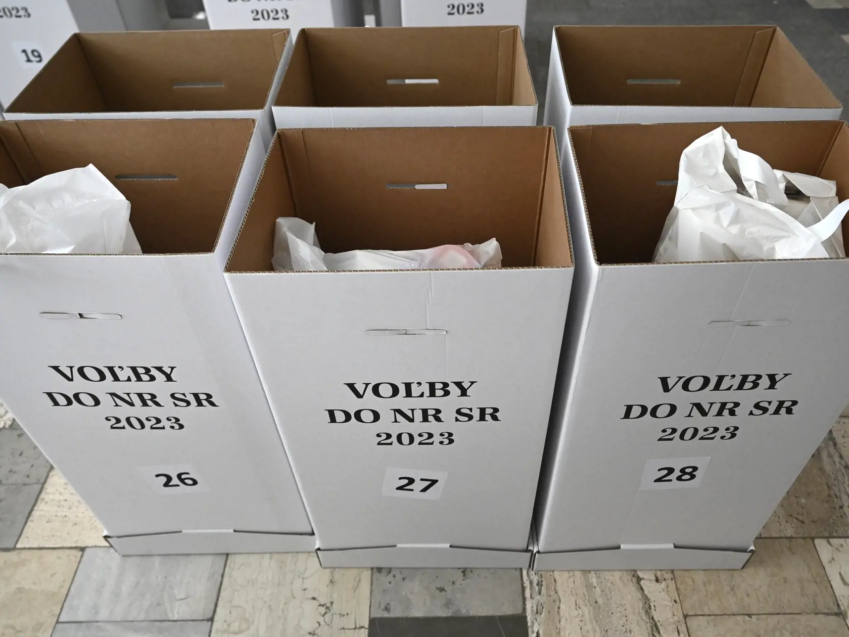 Na Slovensku sa v sobotu 30. septembra 2023 budú konať v poradí štvrté predčasné a celkovo deviate parlamentné voľby v ére samostatnosti. Na snímke volebné schránky, ktoré distrubuovali zamestnanci mesta Trenčín z kultúrneho domu v trenčianskej mestskej časti Záblatie do jednotlivých okrskových komisií pred blížiacimi sa predčasnými parlamentnými voľbami v stredu 27. septembra 2023. FOTO TASR - Radovan Stoklasa
