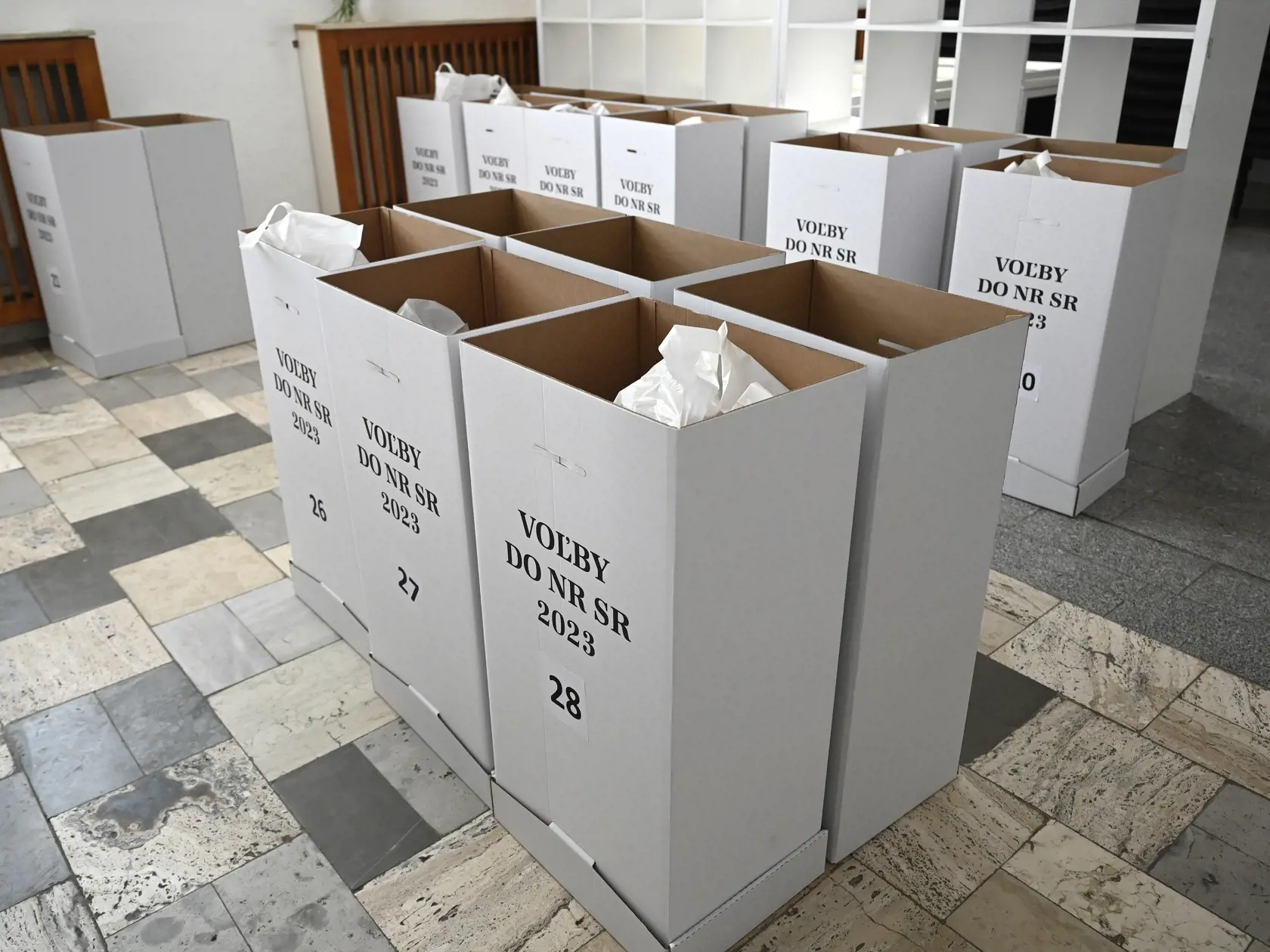 Na Slovensku sa v sobotu 30. septembra 2023 budú konať v poradí štvrté predčasné a celkovo deviate parlamentné voľby v ére samostatnosti. Na snímke volebné schránky a ďalší materiál, ktoré distrubuovali zamestnanci mesta Trenčín z kultúrneho domu v trenčianskej mestskej časti Záblatie do jednotlivých okrskových komisií pred blížiacimi sa predčasnými parlamentnými voľbami v stredu 27. septembra 2023. FOTO TASR - Radovan Stoklasa
