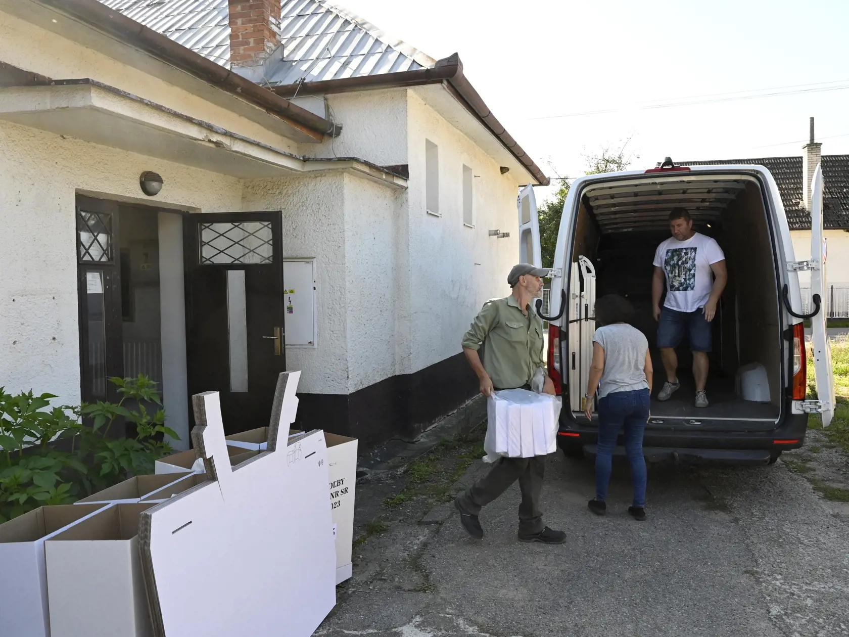 Na Slovensku sa v sobotu 30. septembra 2023 budú konať v poradí štvrté predčasné a celkovo deviate parlamentné voľby v ére samostatnosti. Na snímke zamestnanci mesta Trenčín rozvážajú volebné schránky z kultúrneho domu v trenčianskej mestskej časti Záblatie do jednotlivých okrskových komisií pred blížiacimi sa predčasnými parlamentnými voľbami v stredu 27. septembra 2023. FOTO TASR - Radovan Stoklasa
