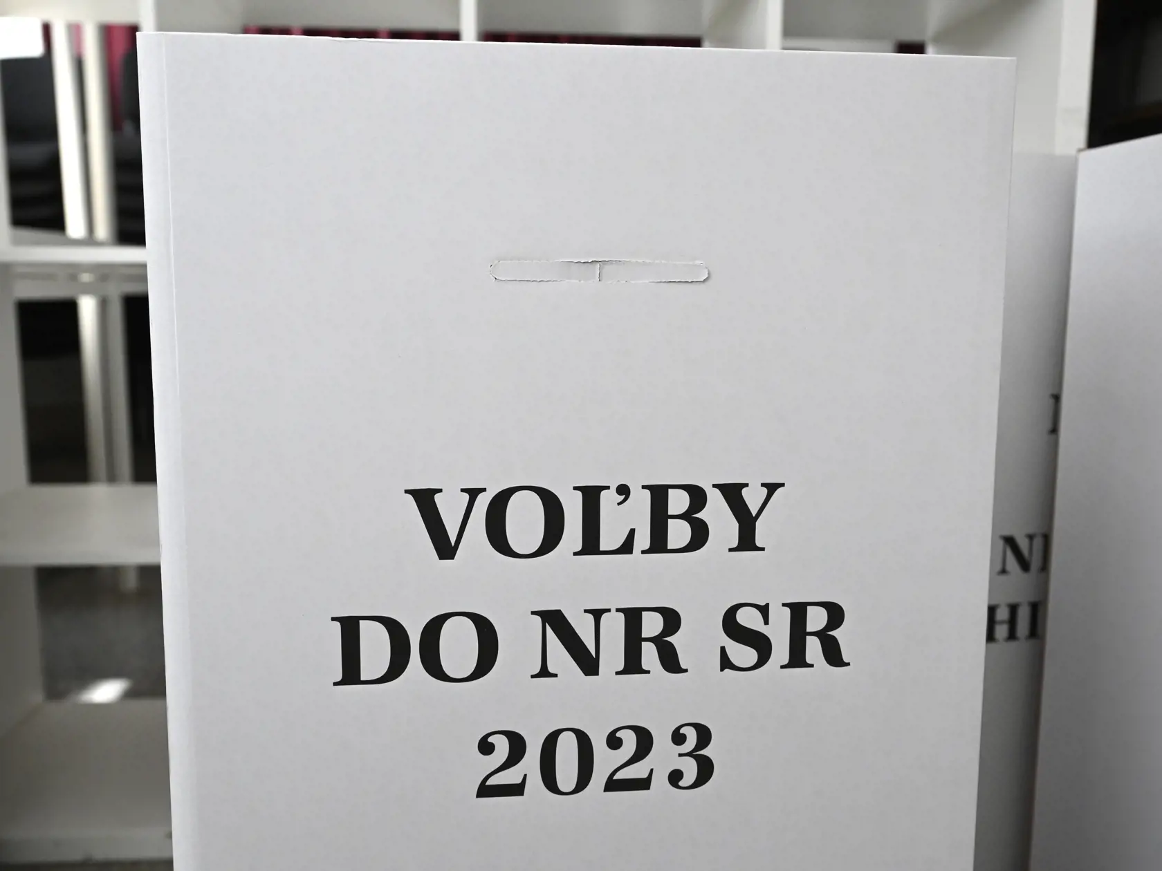 Na Slovensku sa v sobotu 30. septembra 2023 budú konať v poradí štvrté predčasné a celkovo deviate parlamentné voľby v ére samostatnosti. Na snímke volebné schránky, ktoré distrubuovali zamestnanci mesta Trenčín z kultúrneho domu v trenčianskej mestskej časti Záblatie do jednotlivých okrskových komisií pred blížiacimi sa predčasnými parlamentnými voľbami v stredu 27. septembra 2023. FOTO TASR - Radovan Stoklasa
