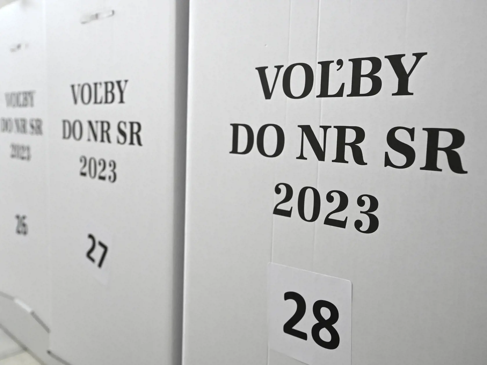 Na Slovensku sa v sobotu 30. septembra 2023 budú konať v poradí štvrté predčasné a celkovo deviate parlamentné voľby v ére samostatnosti. Na snímke volebné schránky, ktoré distrubuovali zamestnanci mesta Trenčín z kultúrneho domu v trenčianskej mestskej časti Záblatie do jednotlivých okrskových komisií pred blížiacimi sa predčasnými parlamentnými voľbami v stredu 27. septembra 2023. FOTO TASR - Radovan Stoklasa
