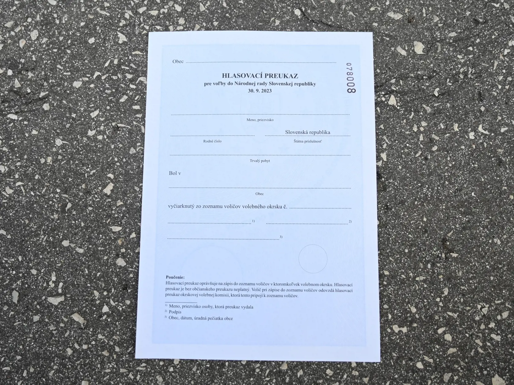 O hlasovací preukaz je možné požiadať aj deň pred voľbami. Stačí zájsť na miestny úrad vášho trvalého bydliska, kde vám ho vydajú bezodkladne.