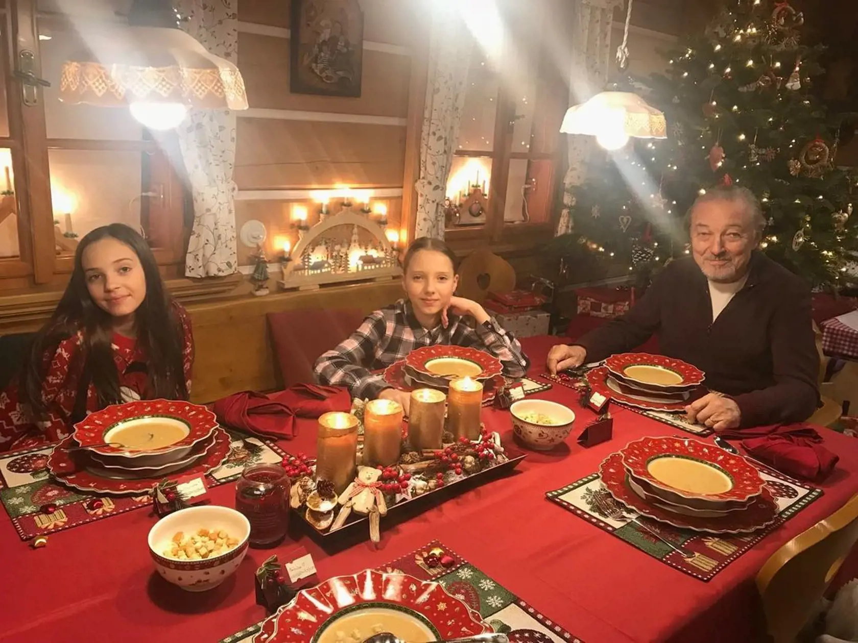 Snímka z jeho posledných Vianoc roztápa veľa fanúšikov.