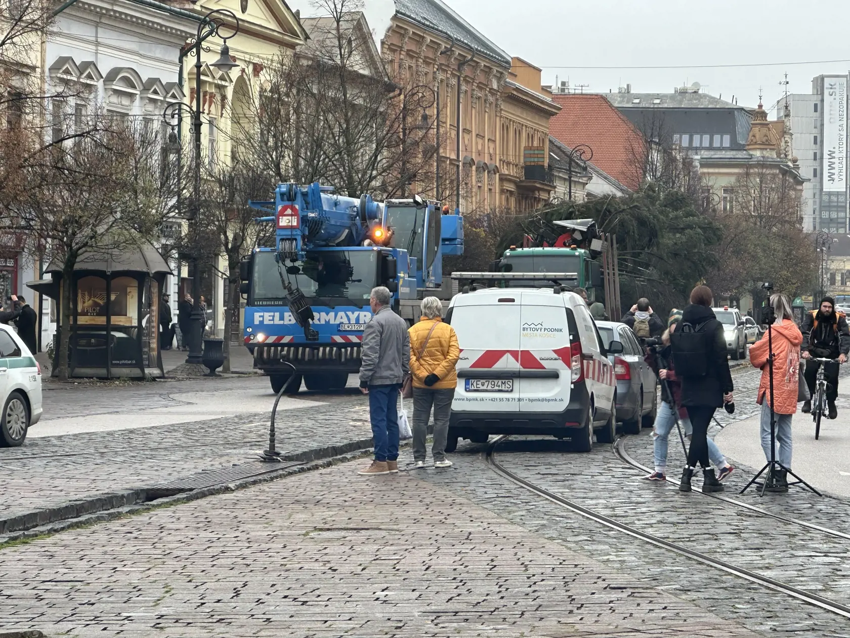 Jeho osadenie sledovali aj okoloidúci.