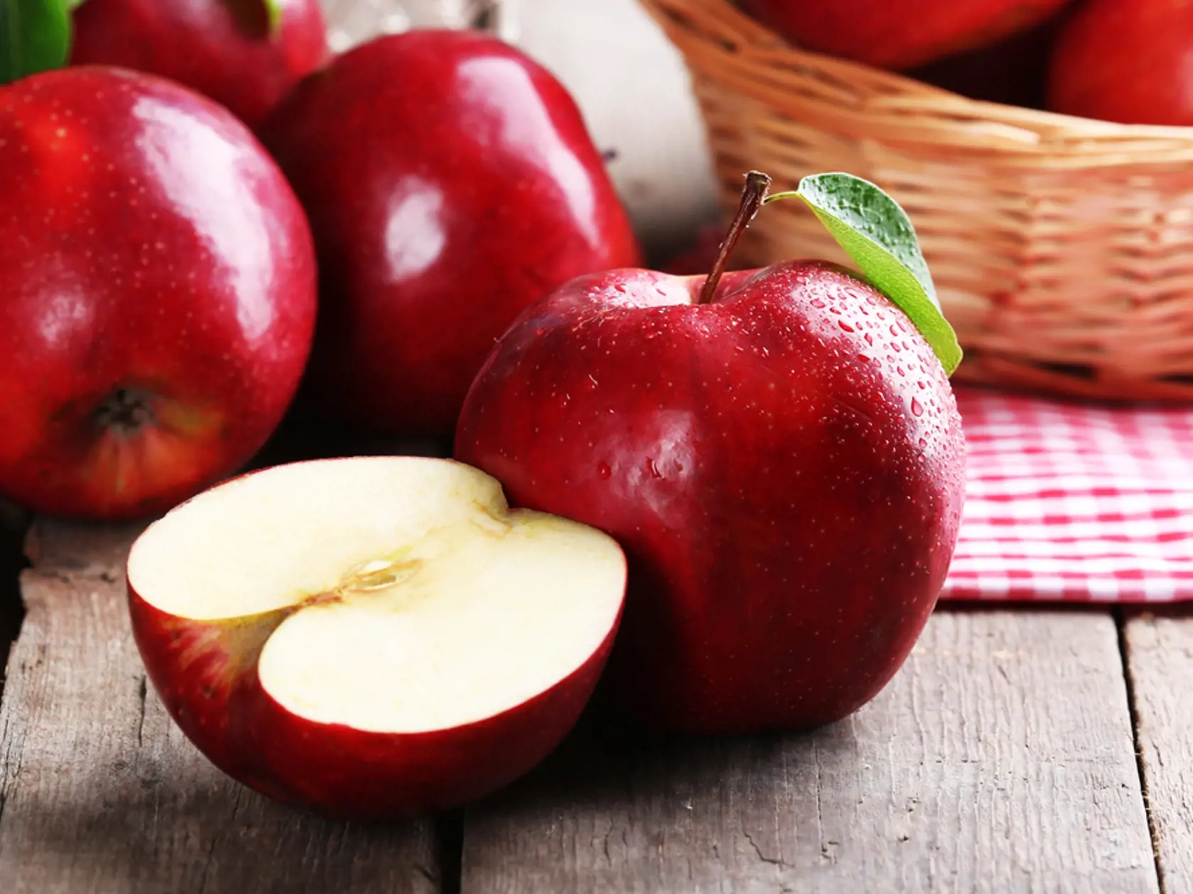 Ripe,Red,Apples,On,Table,Close,Up
