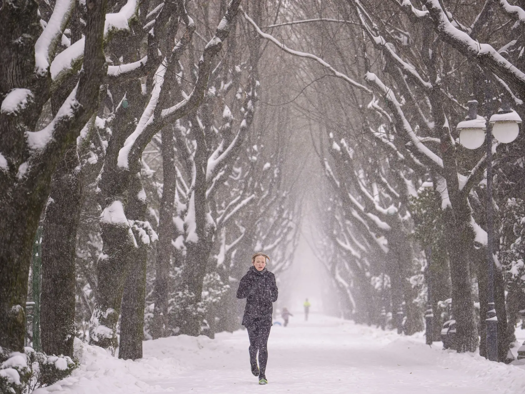 WA 57 Bukurešť - Žena behá v parku počas hustého sneženia v rumunskej metropole Bukurešť v pondelok 17. februára 2025. FOTO TASR/AP 

 
A woman jogs in a park during a snowfall in Bucharest, Romania, Monday, Feb. 17, 2025. (AP Photo/Vadim Ghirda)
