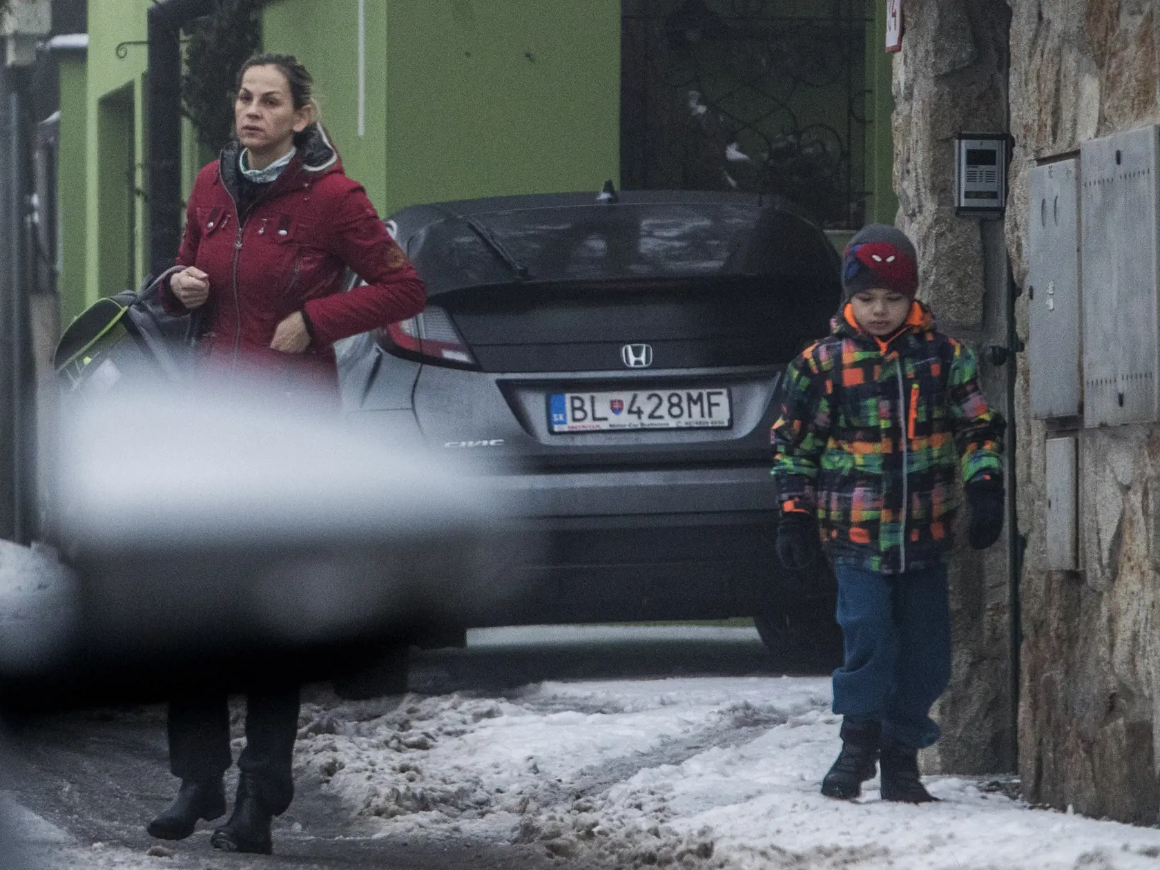 Na snimke manzelka byvaleho slovenskeho bobistu a kandidata na prezidenta SOV Milana Jagnesaka Zdenka. Jagnesakova odprevadza syna do skoly den po tom, co Specializovany sud v Banskej Bystrici rozhodol o vzati jej manzela do vazby spolocne s mafianskou skupinou "Takacovcov".